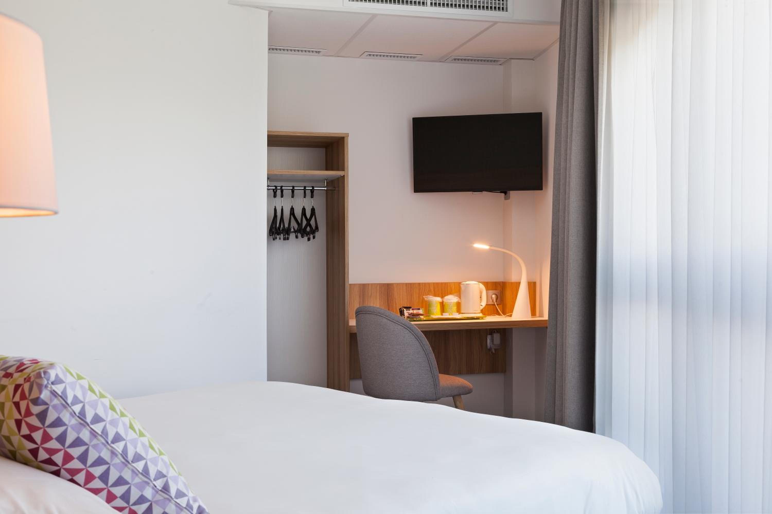 Quadruple Room with 1 Double Bed and 1 sofa bed photo 3