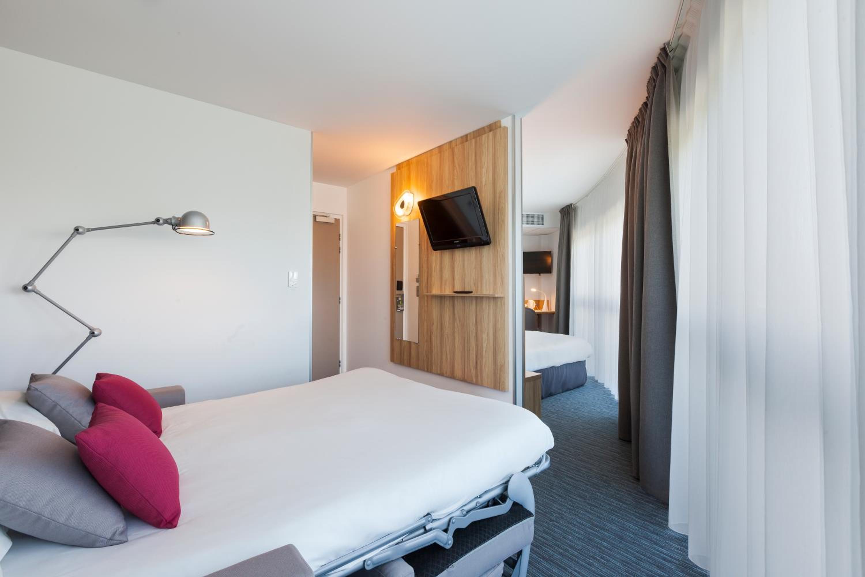 Quadruple Room with 1 Double Bed and 1 sofa bed photo 2