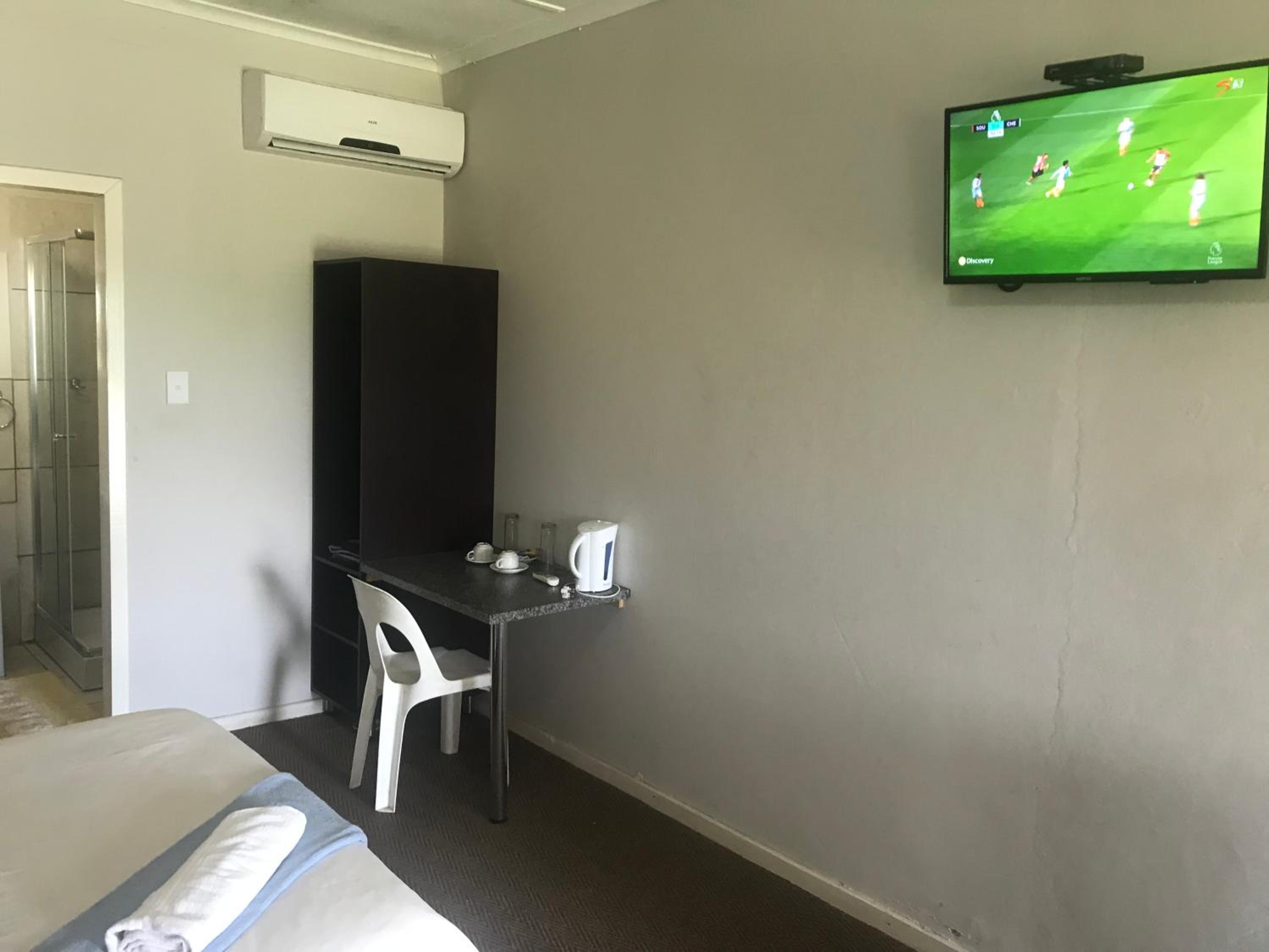 Deluxe Double Room with Shower - Photo 2