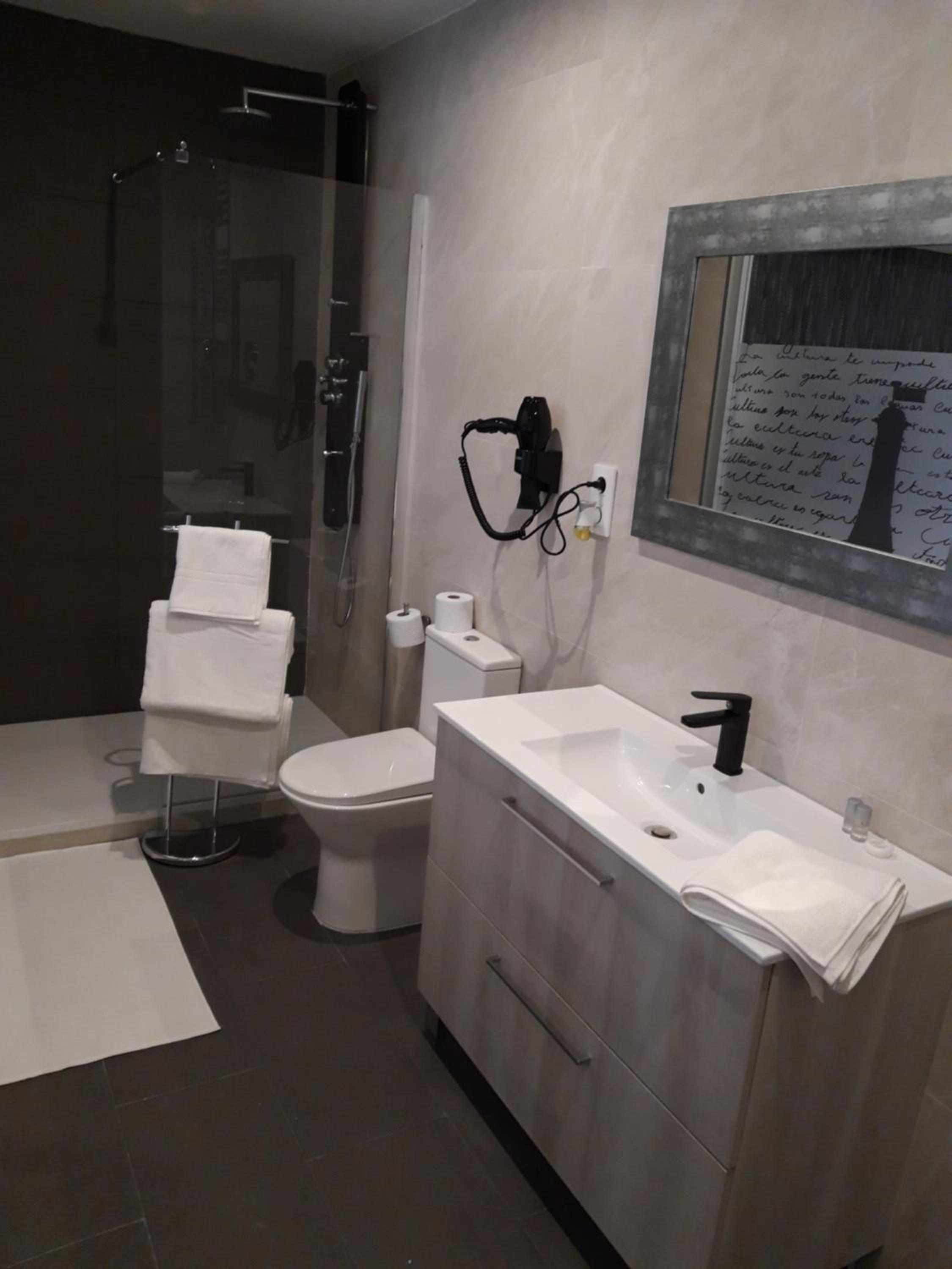 Deluxe Queen Room - Photo 15
