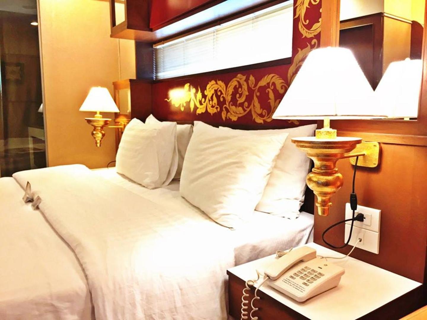 Deluxe Double Room with Free Round-Trip Airport Transfer - Photo 11