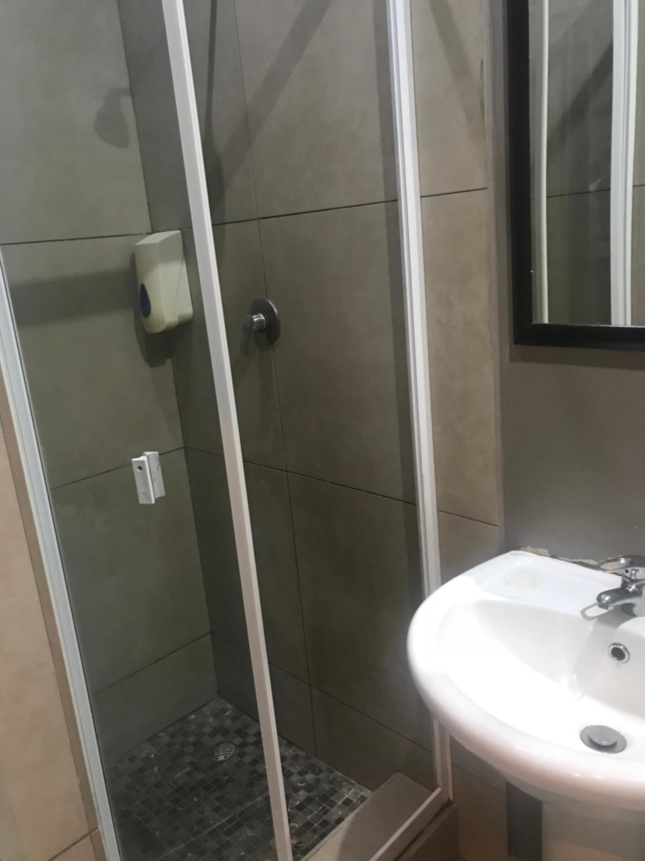 Deluxe Double Room with Shower - Photo 4