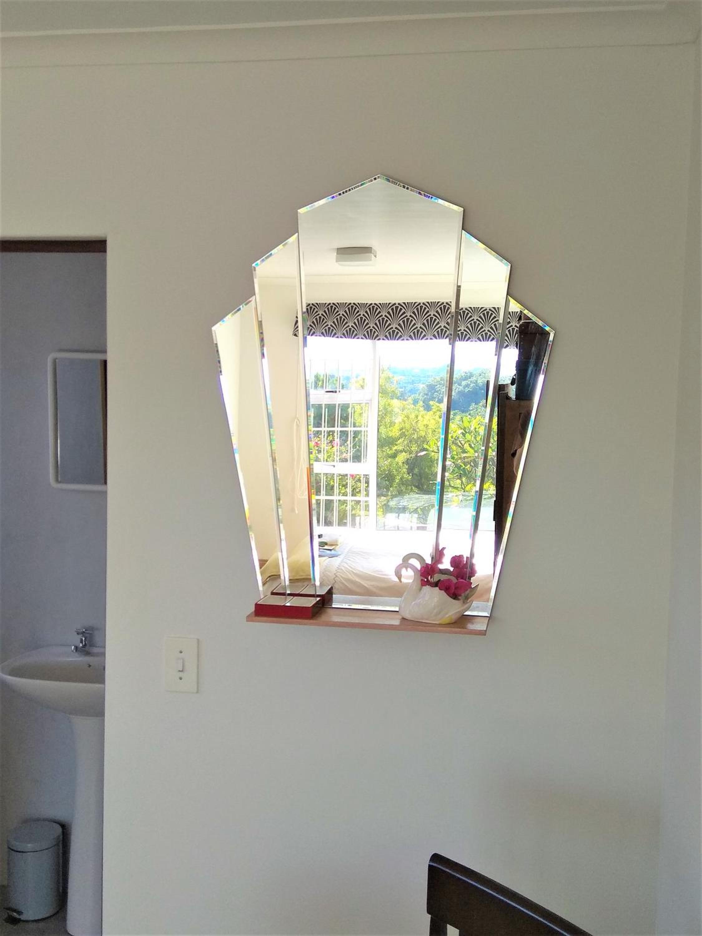 Art Deco Apartment with Mountain View photo 2