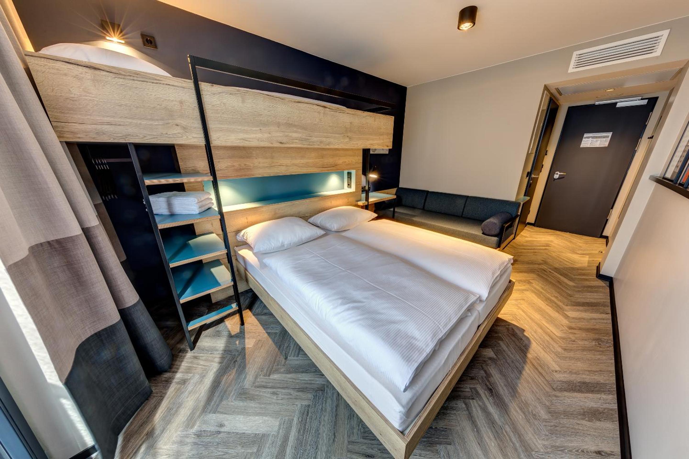 Standard Triple Room thumbnail 6
