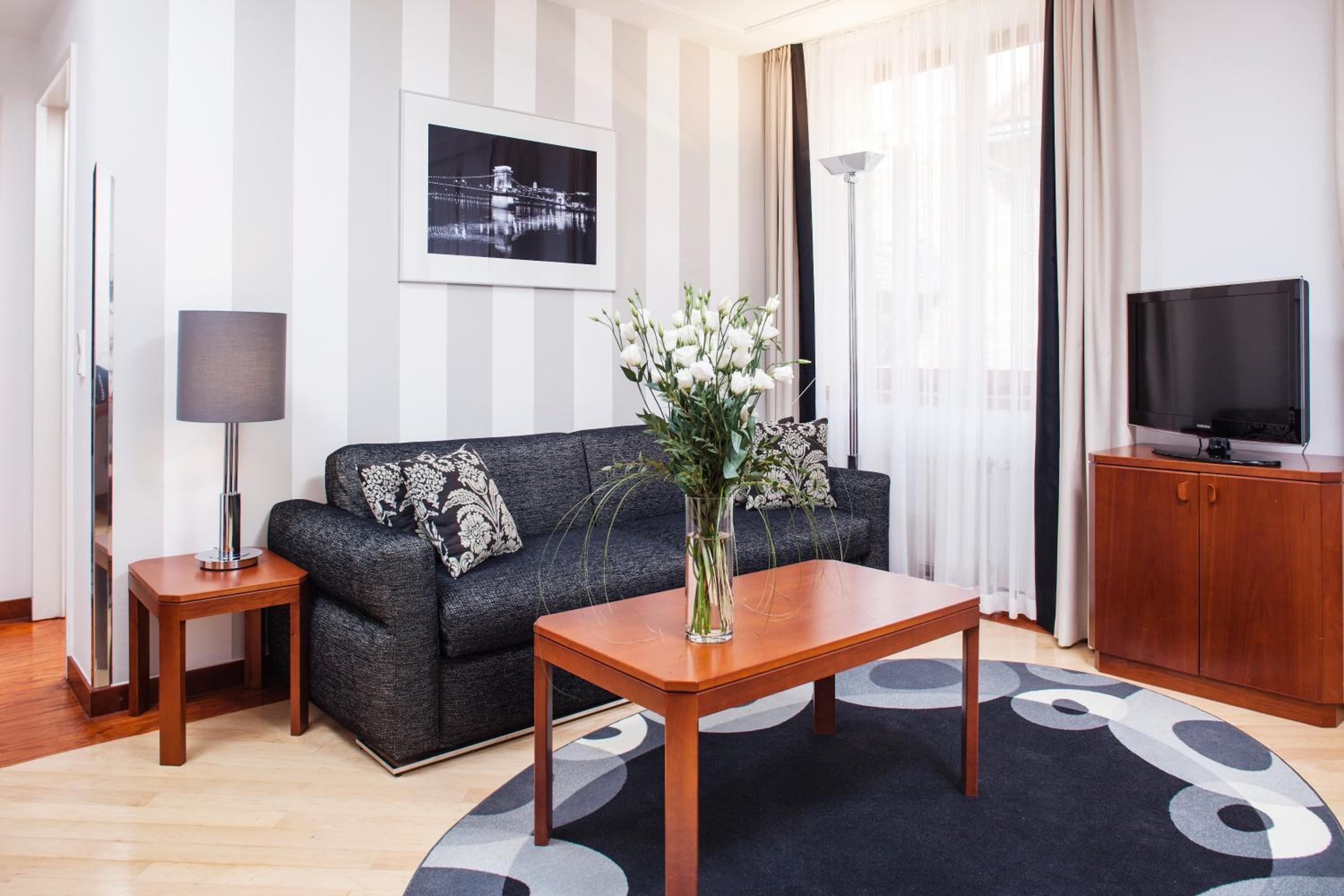 One-Bedroom Apartment - Photo 2