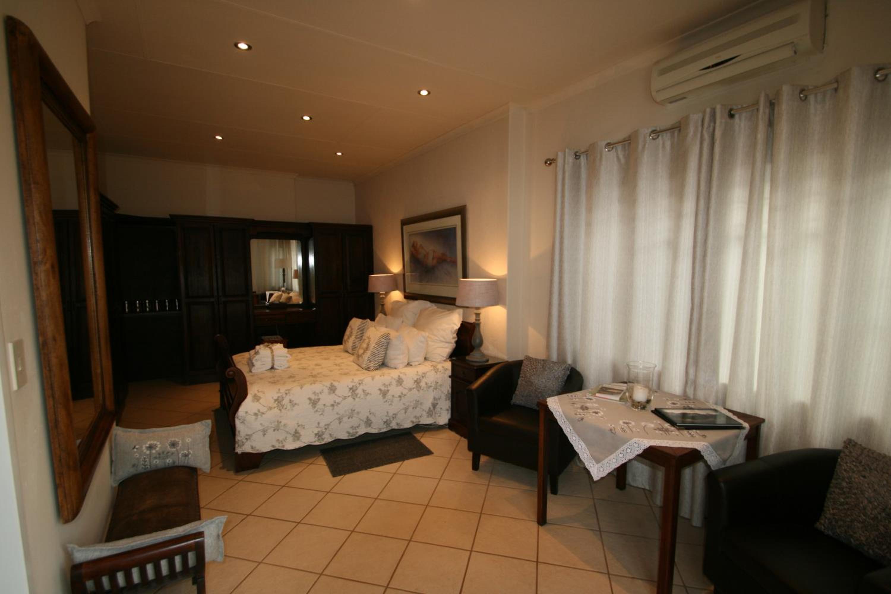 Queen Room photo 1