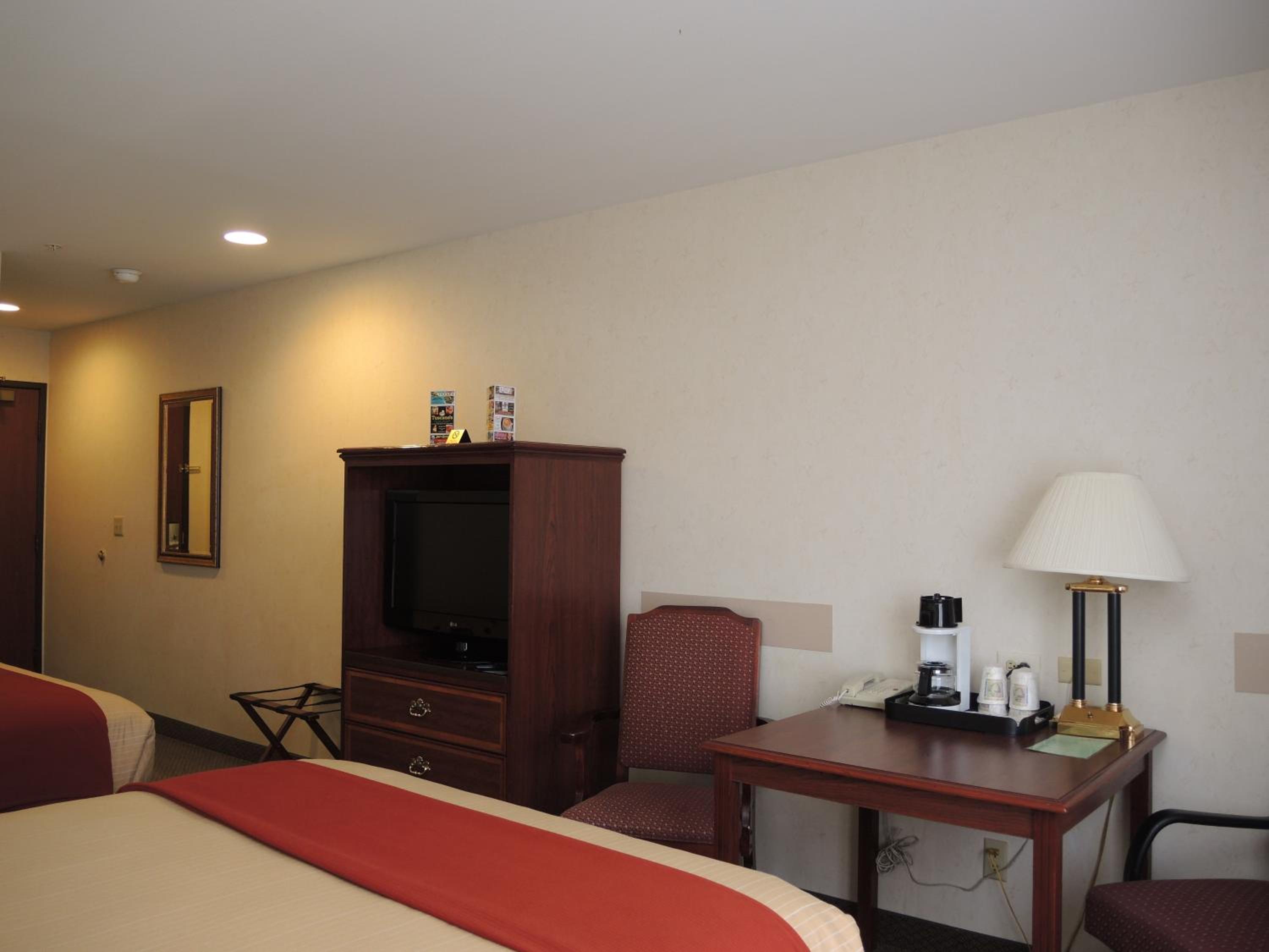 Queen Room with Two Queen Beds photo 2