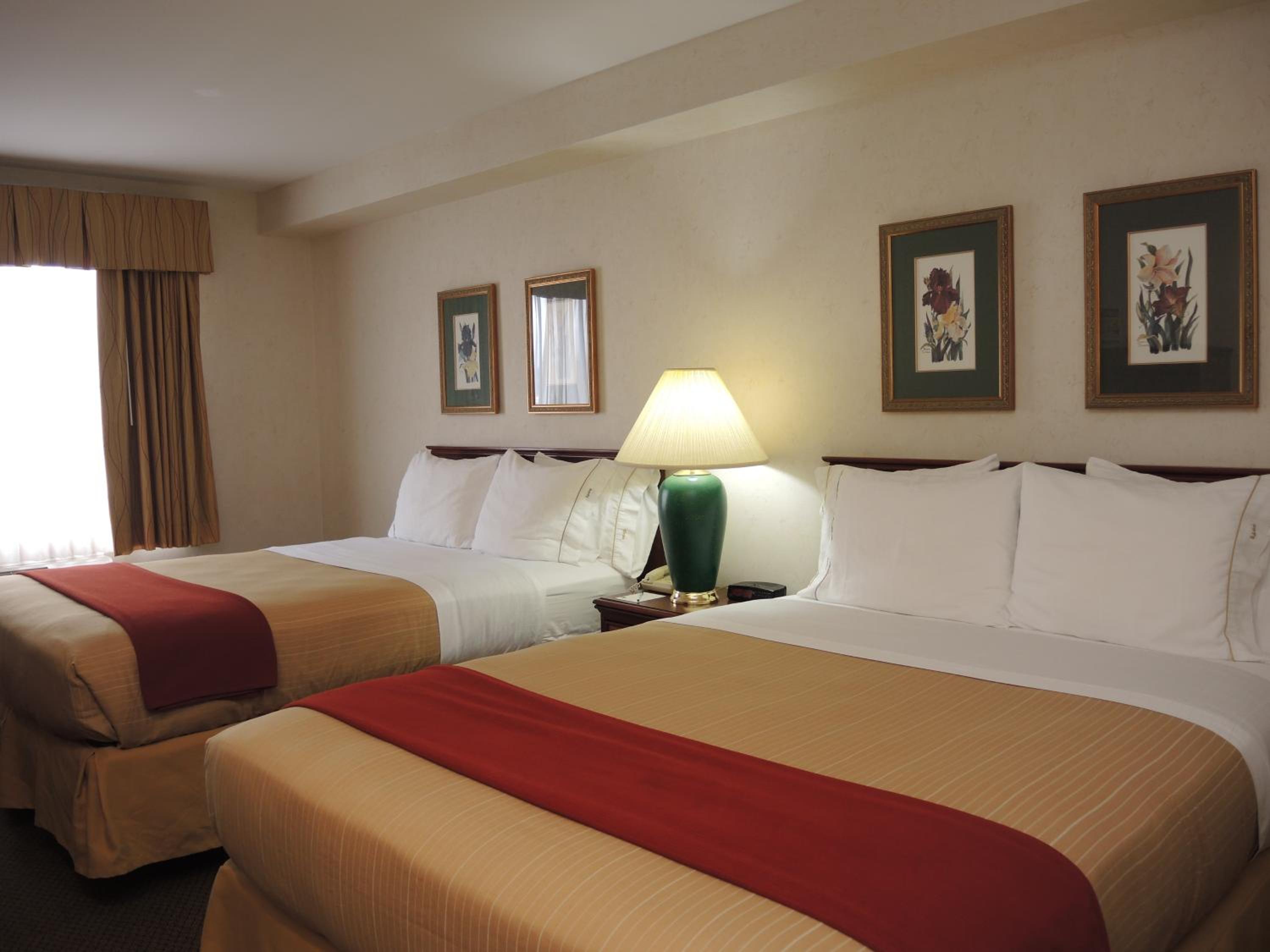 Queen Room with Two Queen Beds photo 3