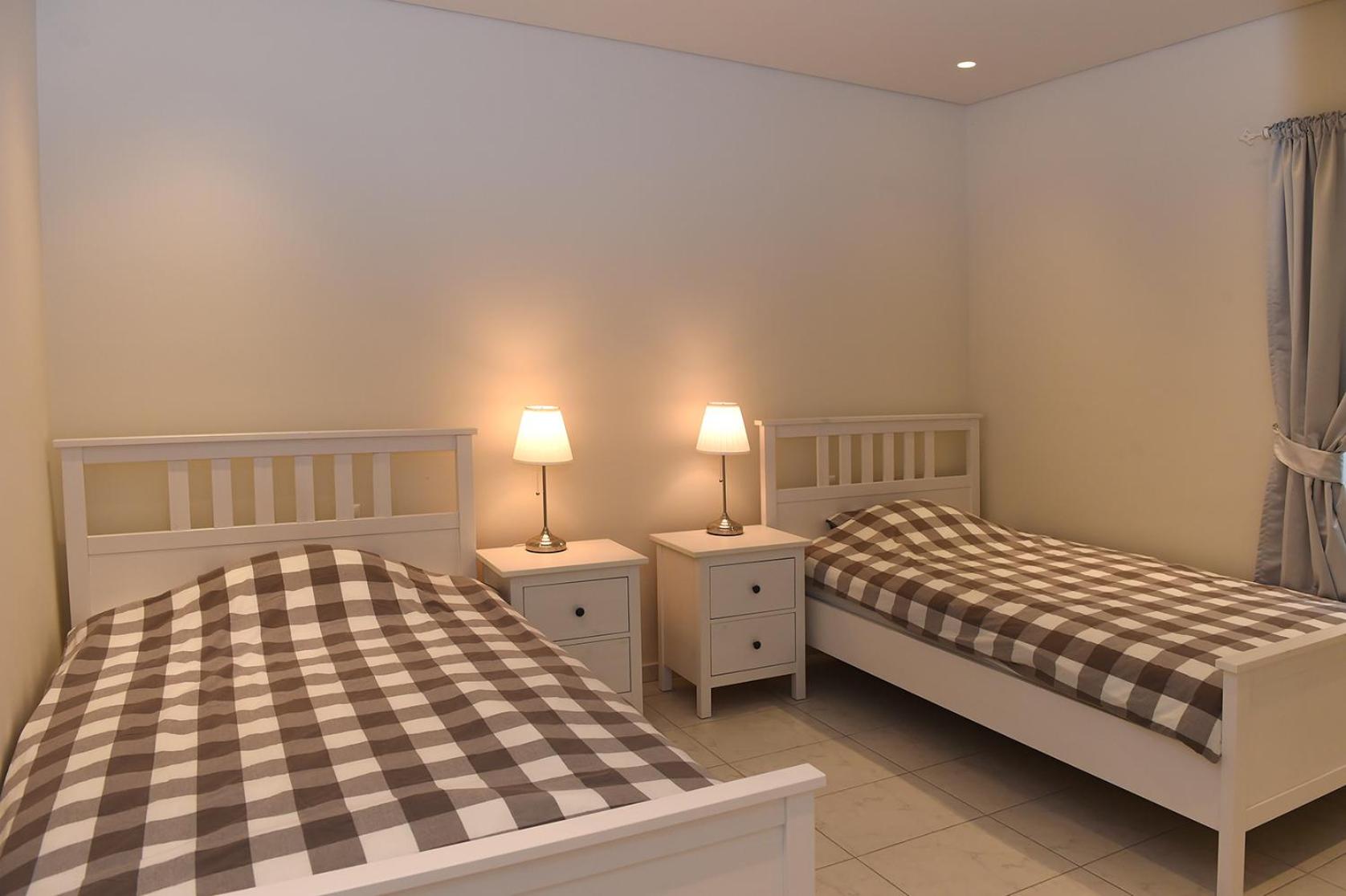 Six-Bedroom House photo 3