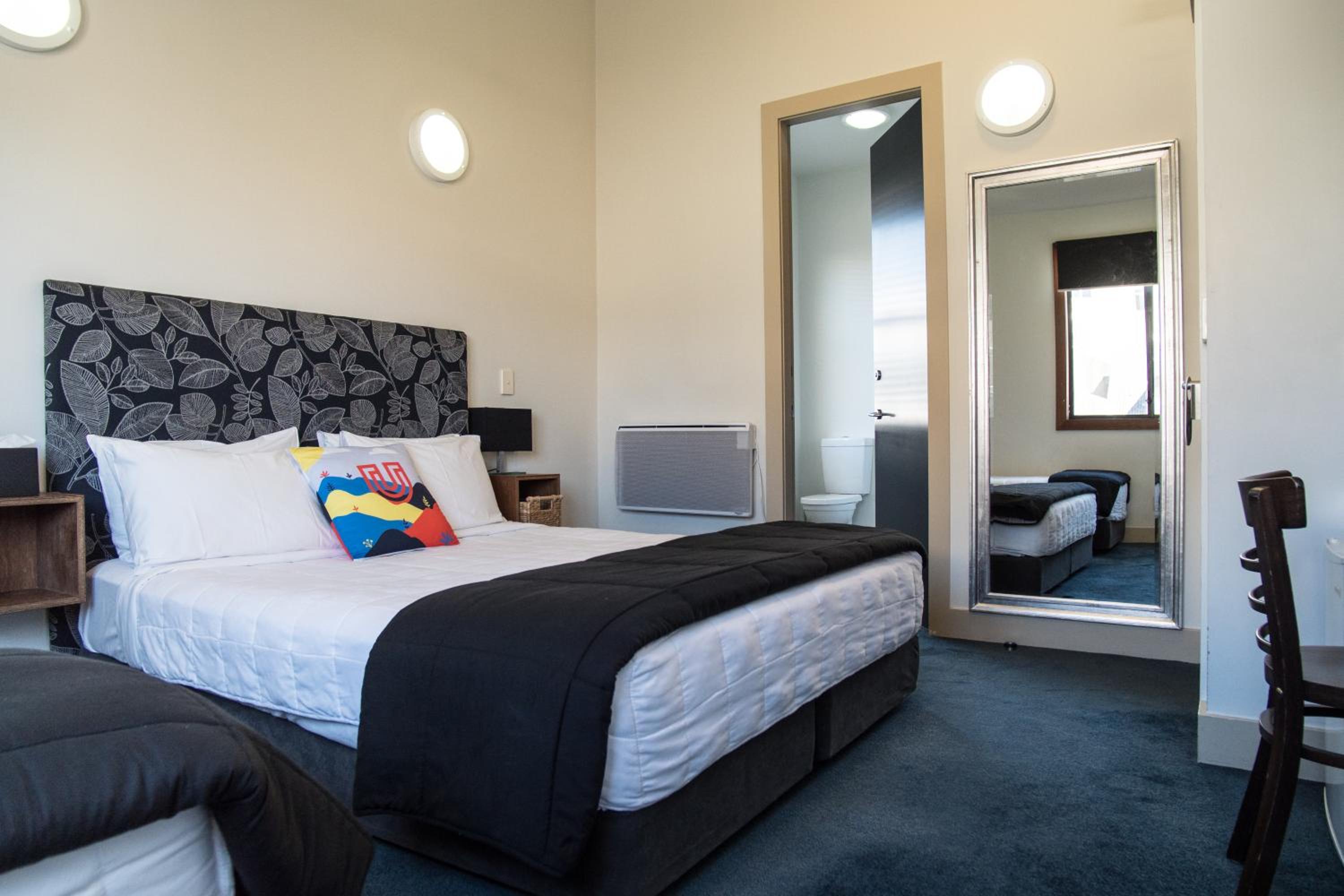 King + 1 Single with Ensuite Bathroom