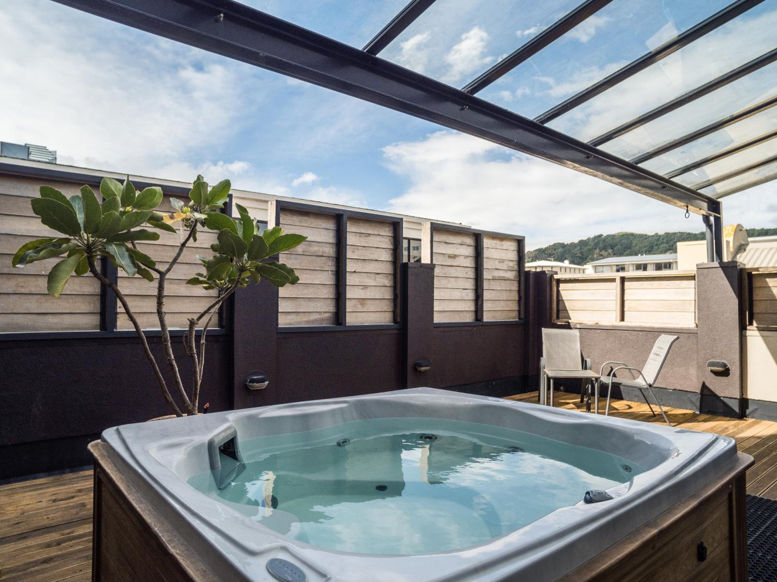 King Studio with Balcony, Spa Pool & Ensuite Bathroom photo 3