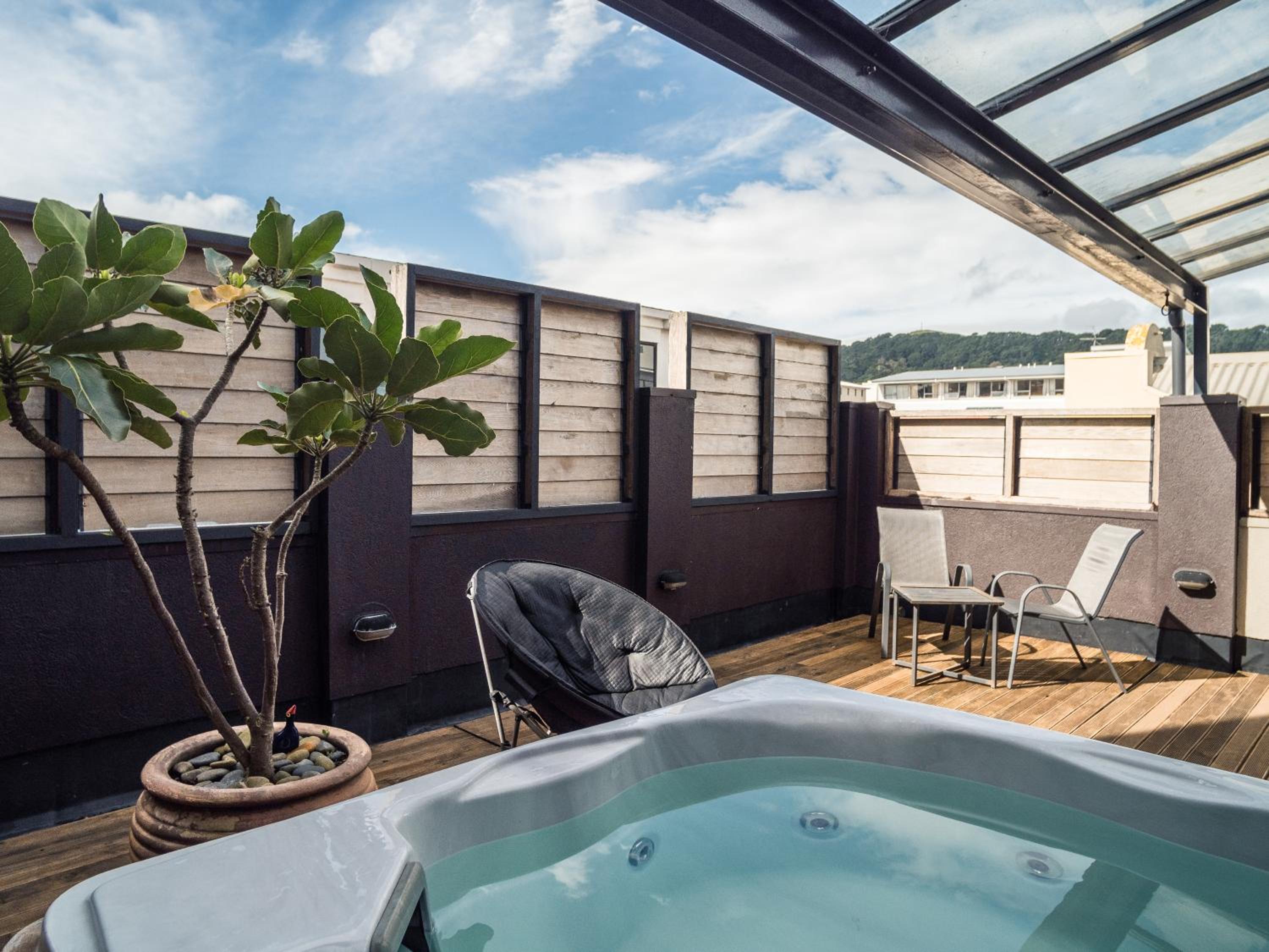 King Studio with Balcony, Spa Pool & Ensuite Bathroom photo 2