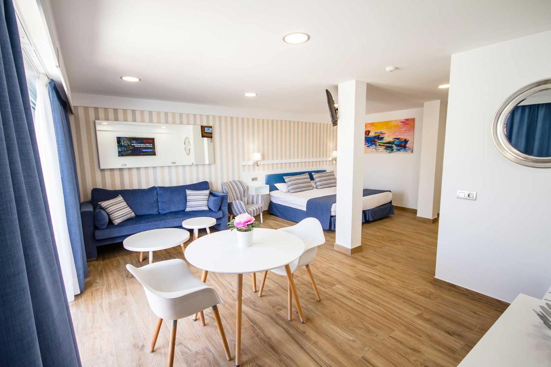 Suite Superior con Balcón y Vista al Mar con Jacuzzi