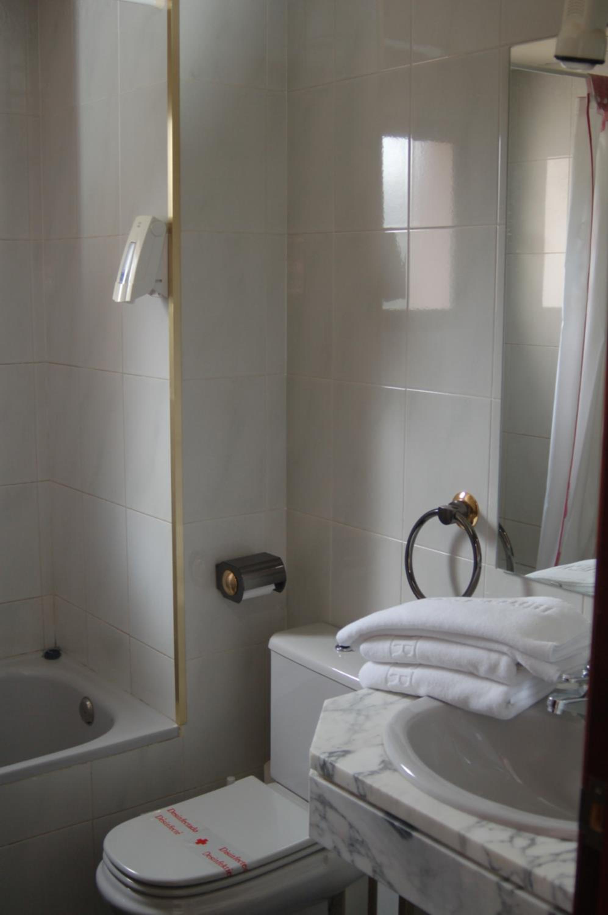 Double or Twin Room - Photo 3