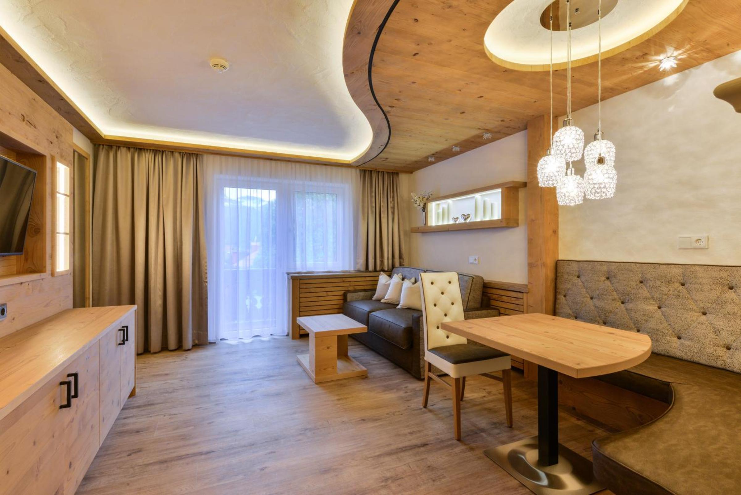 Junior Suite with Balcony - Photo 7