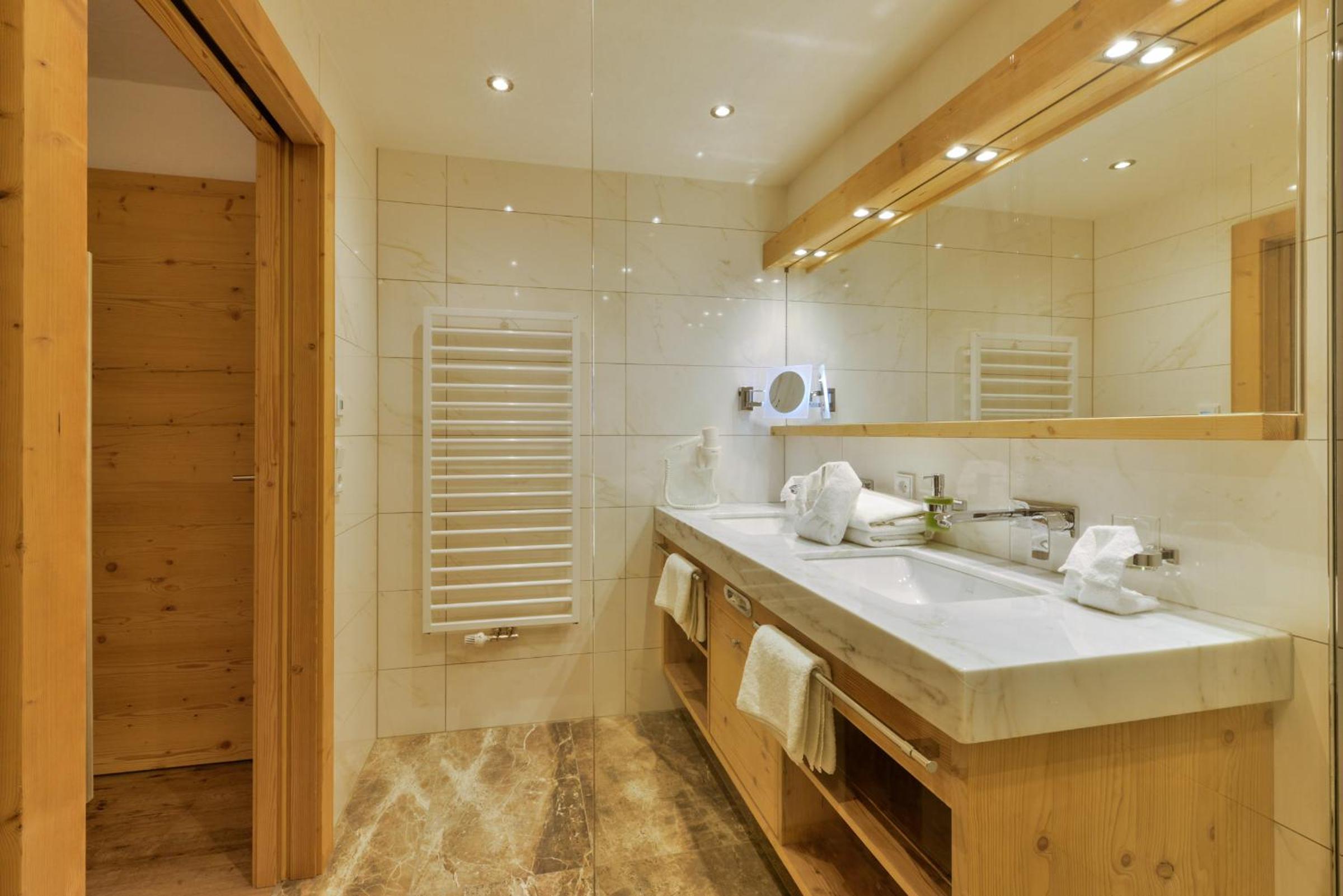 Junior Suite with Balcony - Photo 6