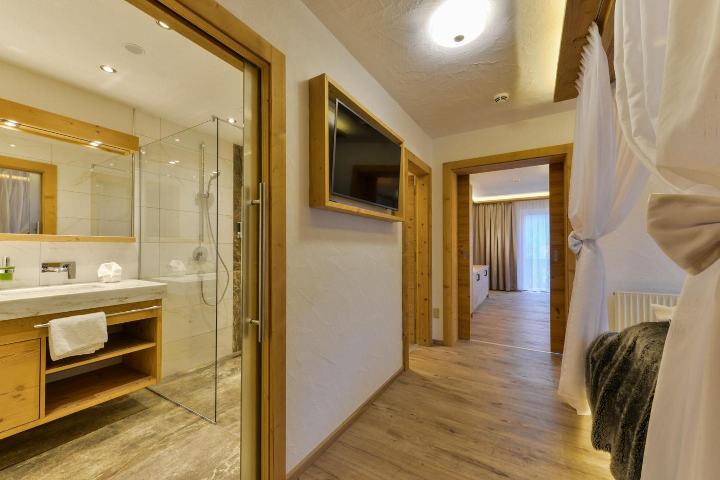 Junior Suite with Balcony - Photo 12