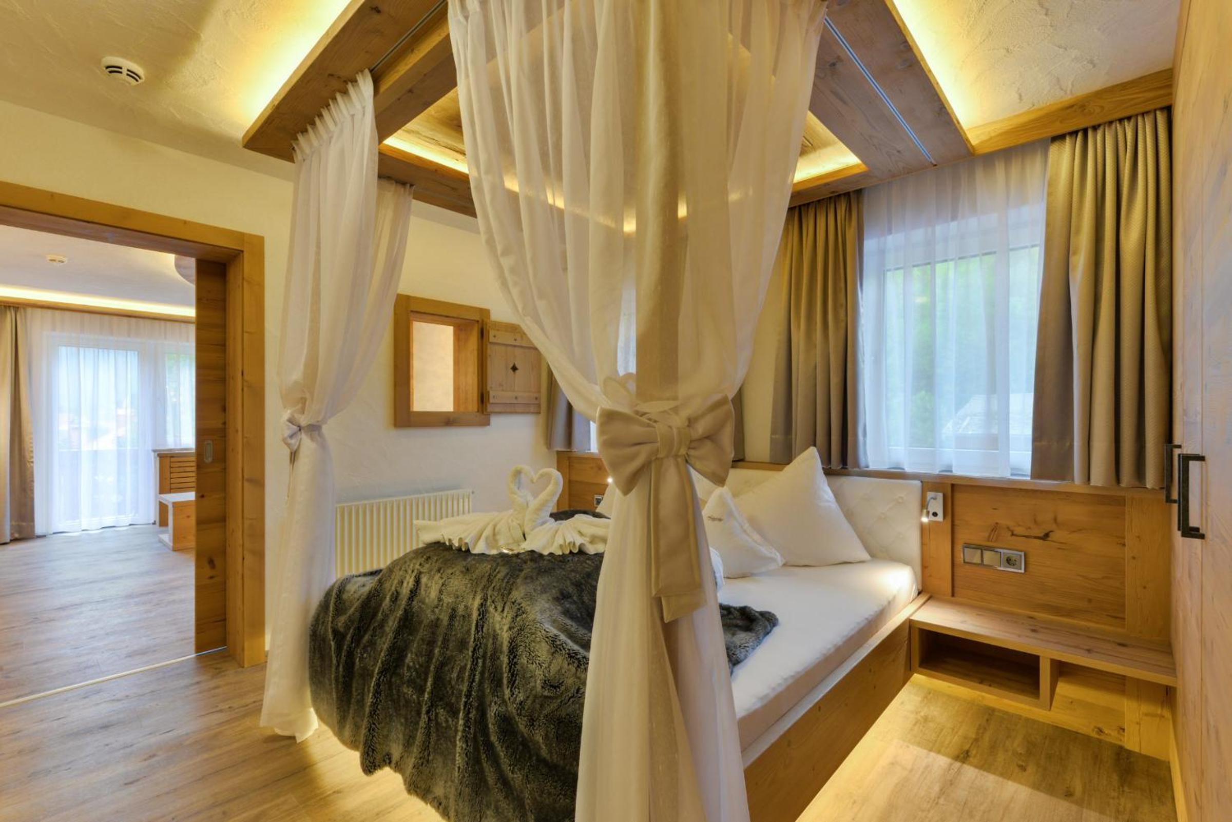 Junior Suite with Balcony - Photo 11