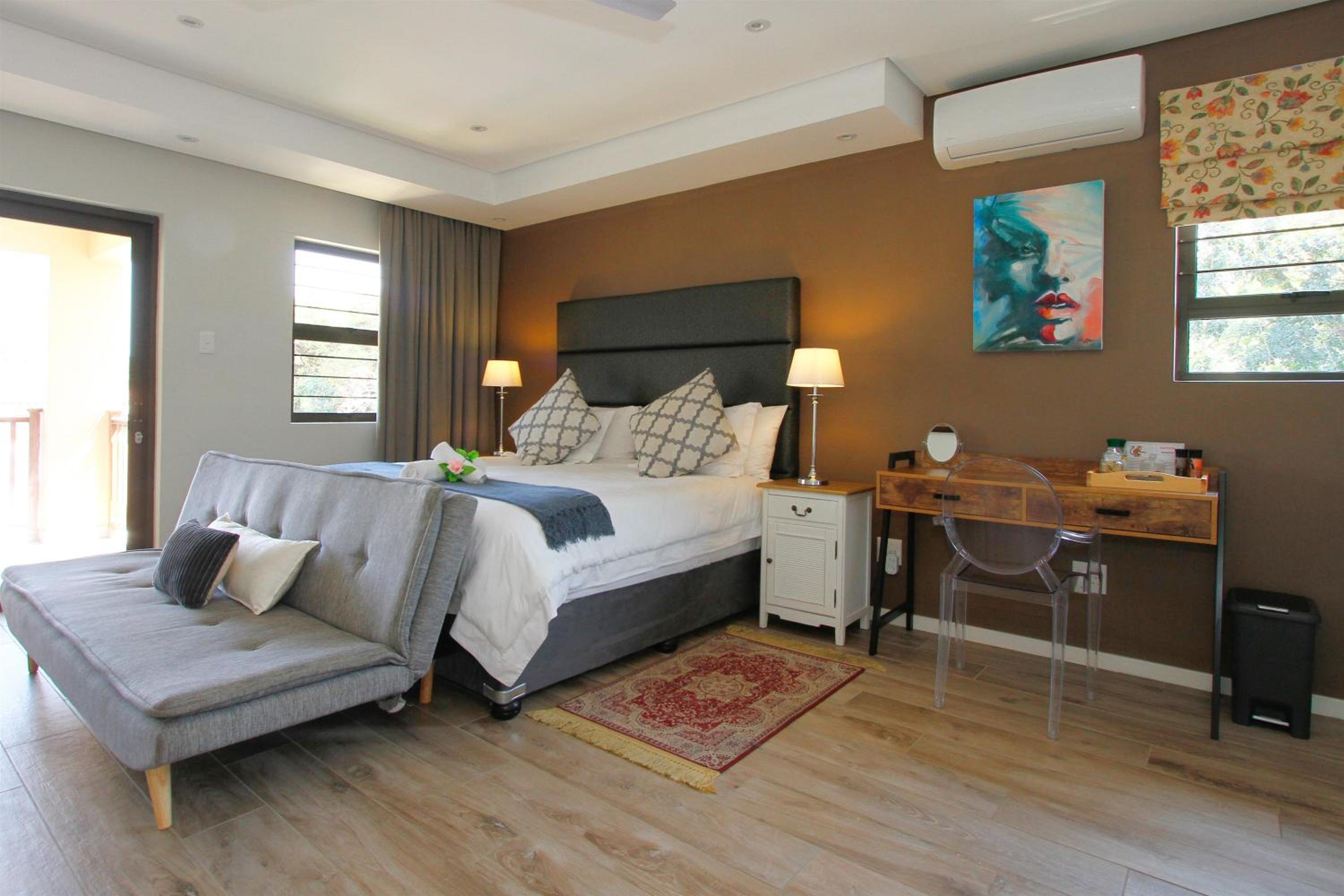 Suite - Photo 11