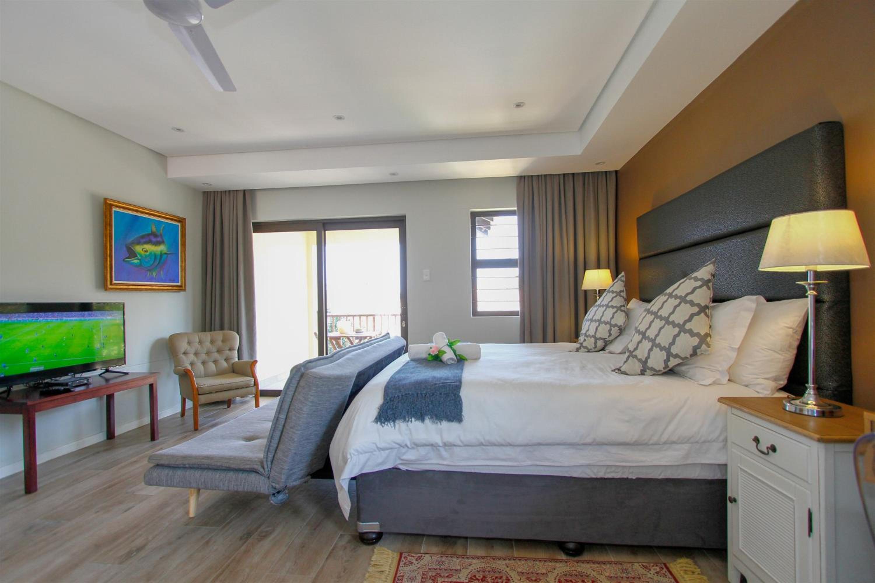 Suite - Photo 13