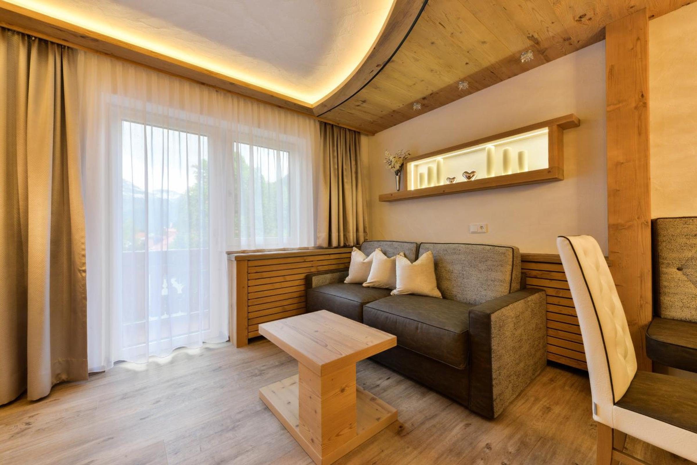 Junior Suite with Balcony - Photo 2