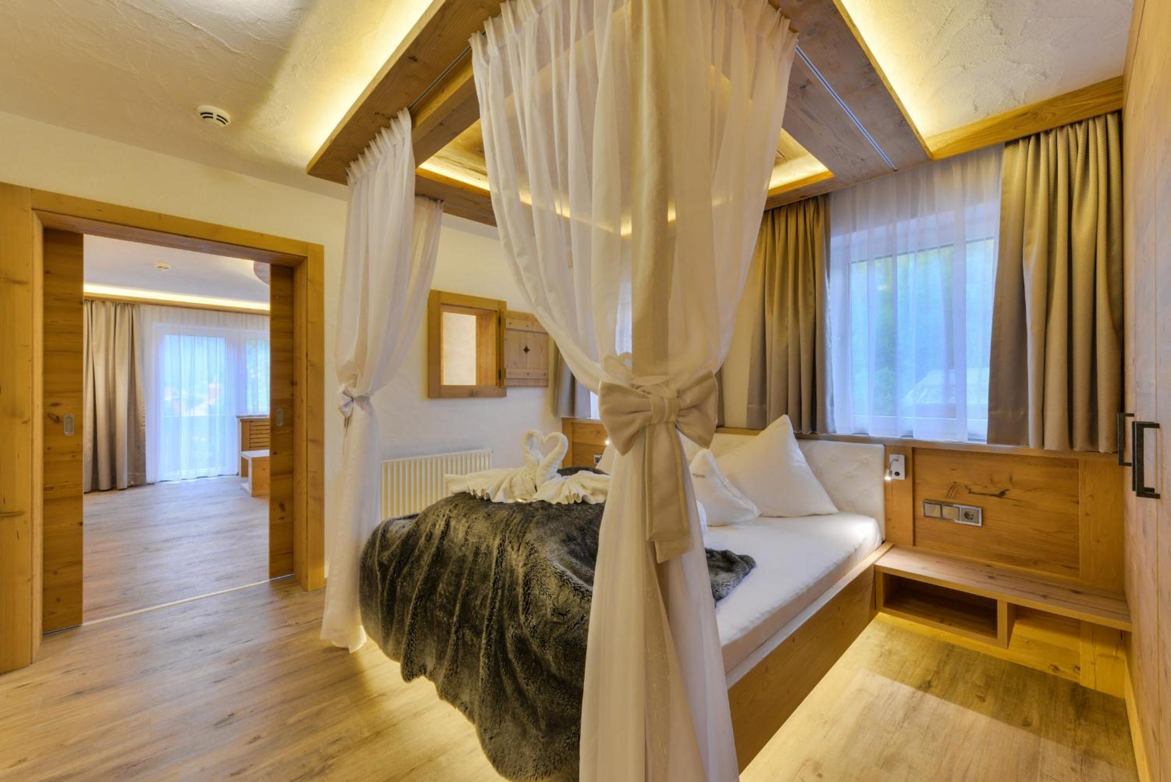 Junior Suite with Balcony - Photo 3