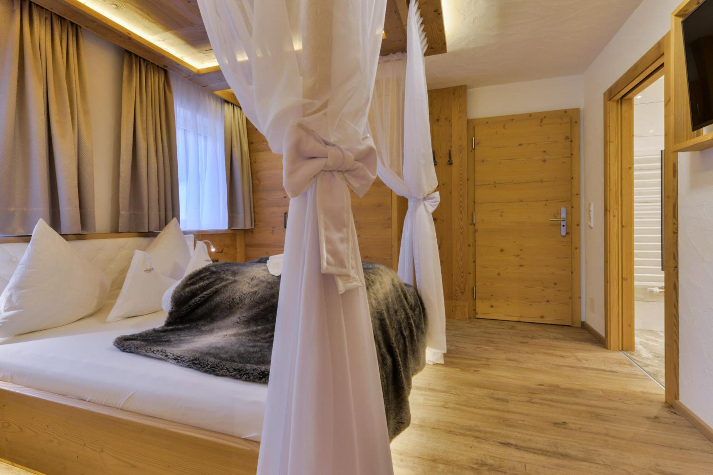 Junior Suite with Balcony - Photo 4