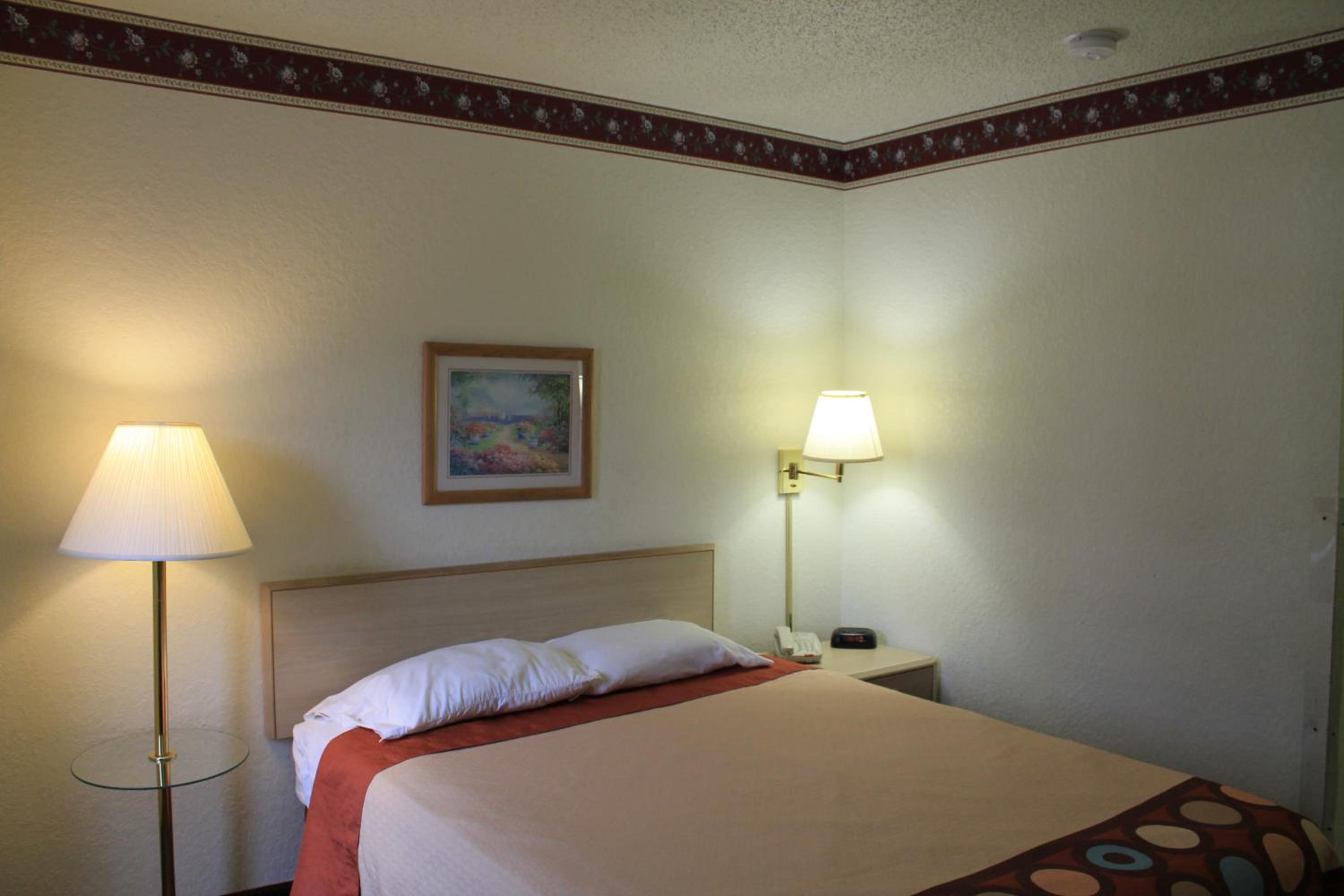 King Room - Non-Smoking - Photo 2