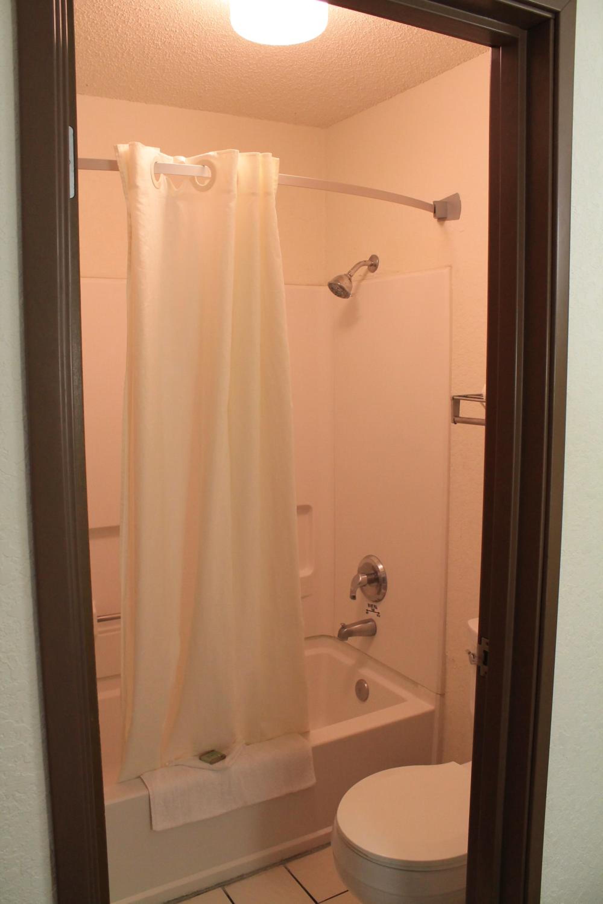 King Room - Non-Smoking - Photo 4