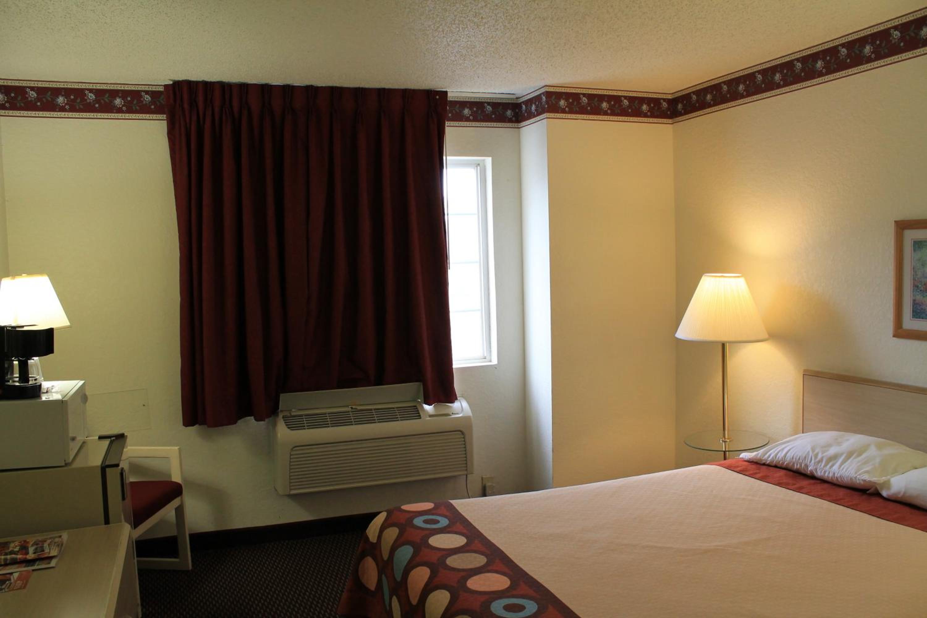 King Room - Non-Smoking - Photo 3