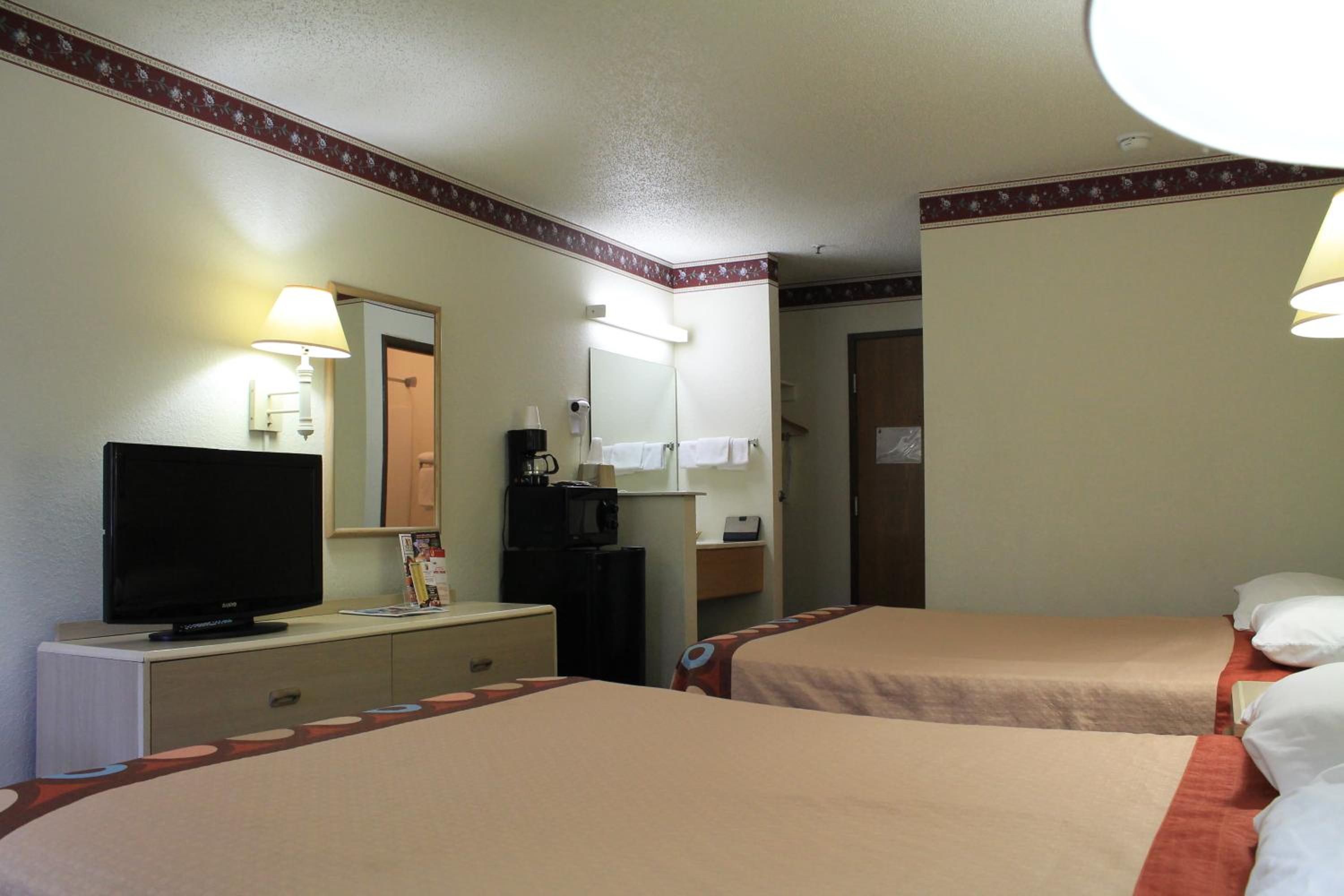 Queen Room with Two Queen Beds - Non-Smoking - Photo 6