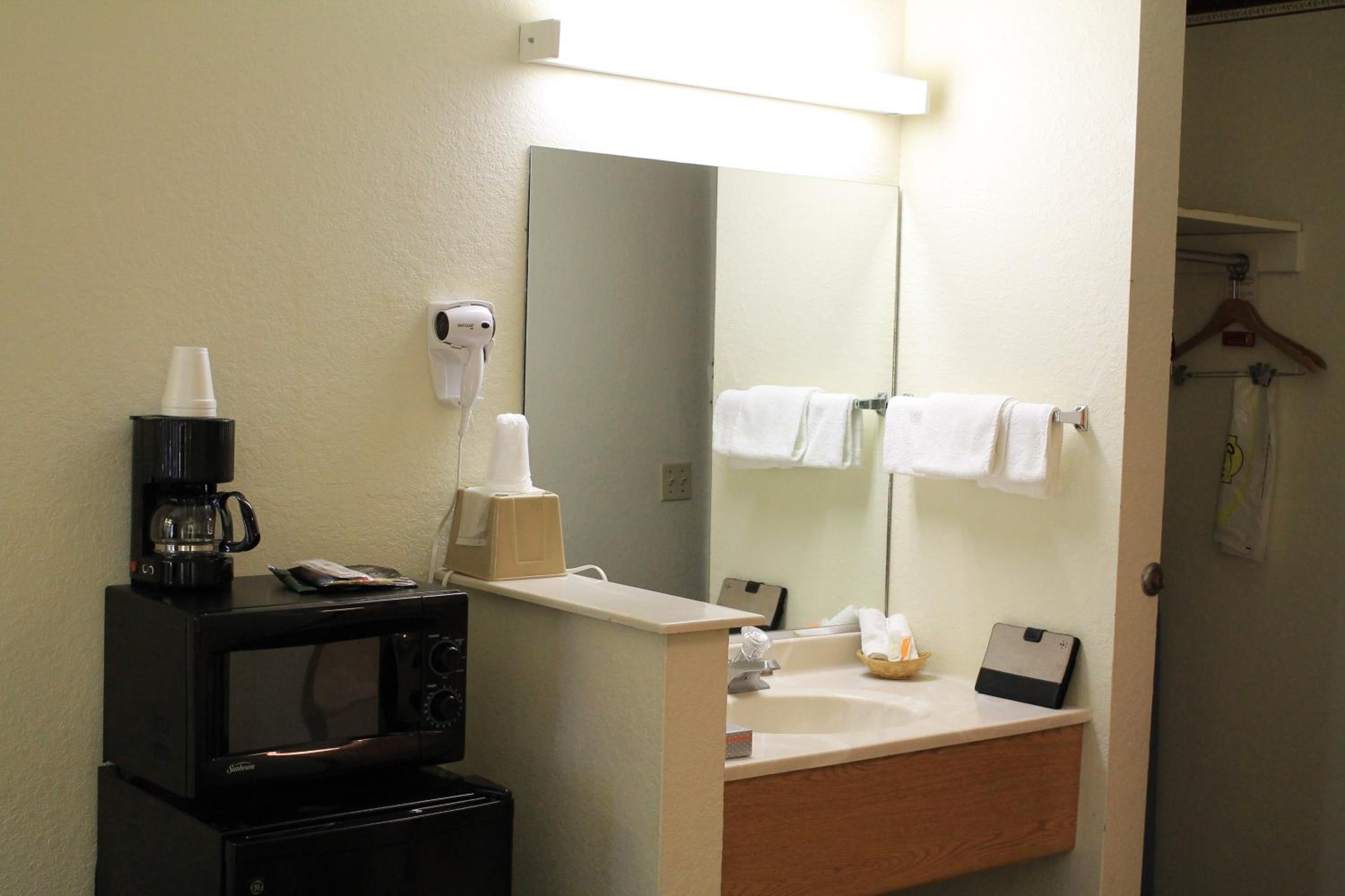 King Room - Non-Smoking - Photo 5