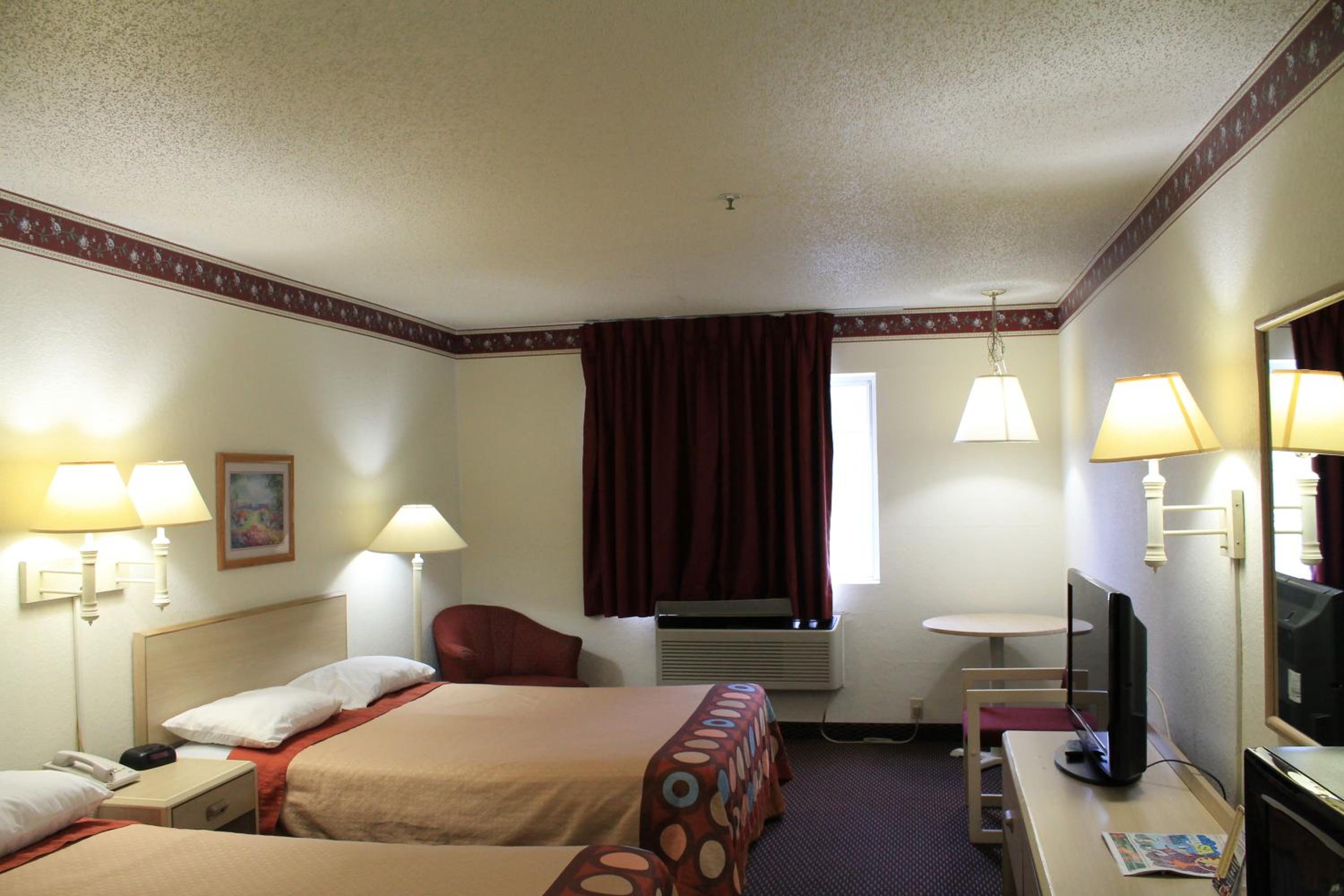 Queen Room with Two Queen Beds - Non-Smoking - Photo 2