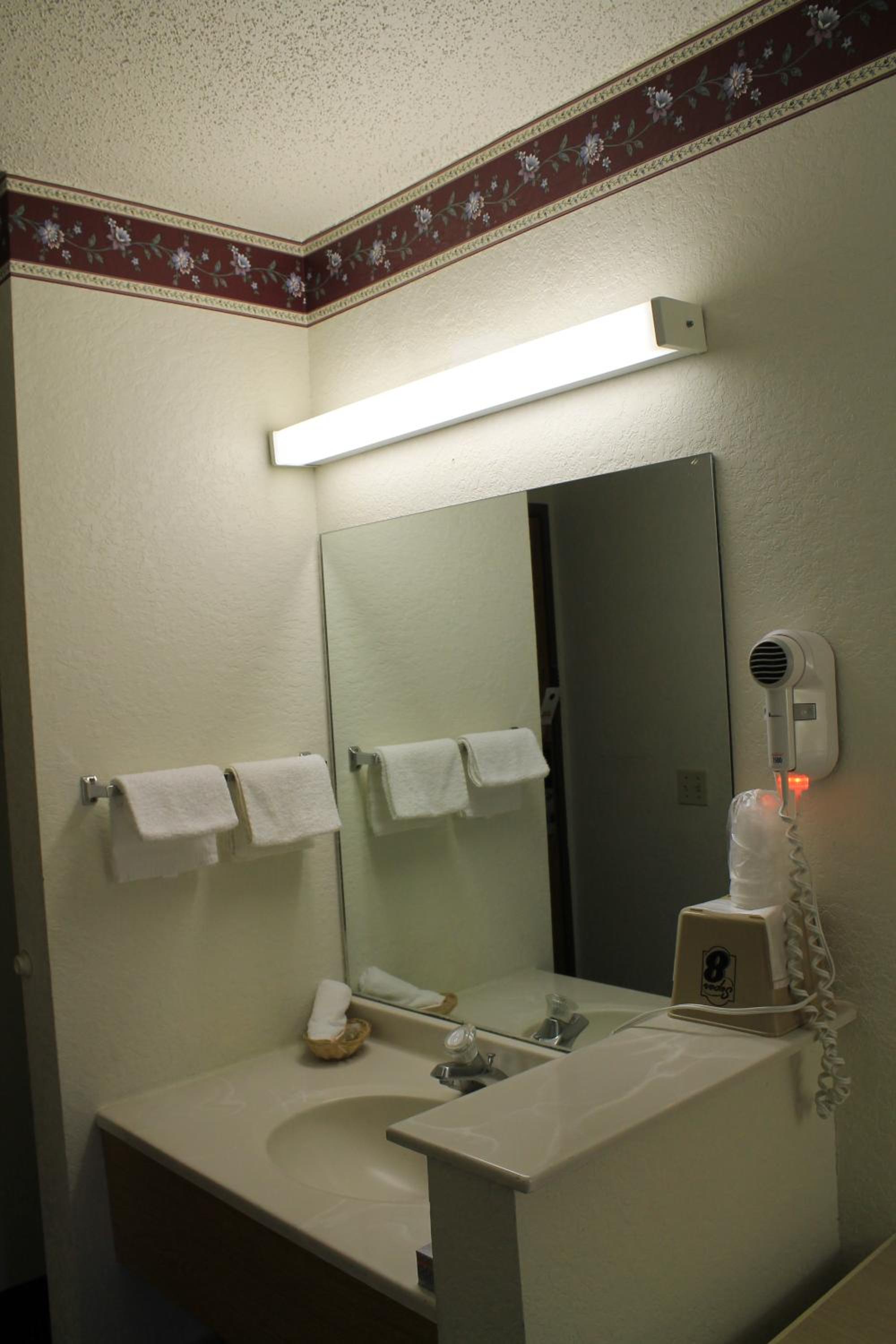 Queen Room - Non-Smoking - Photo 2