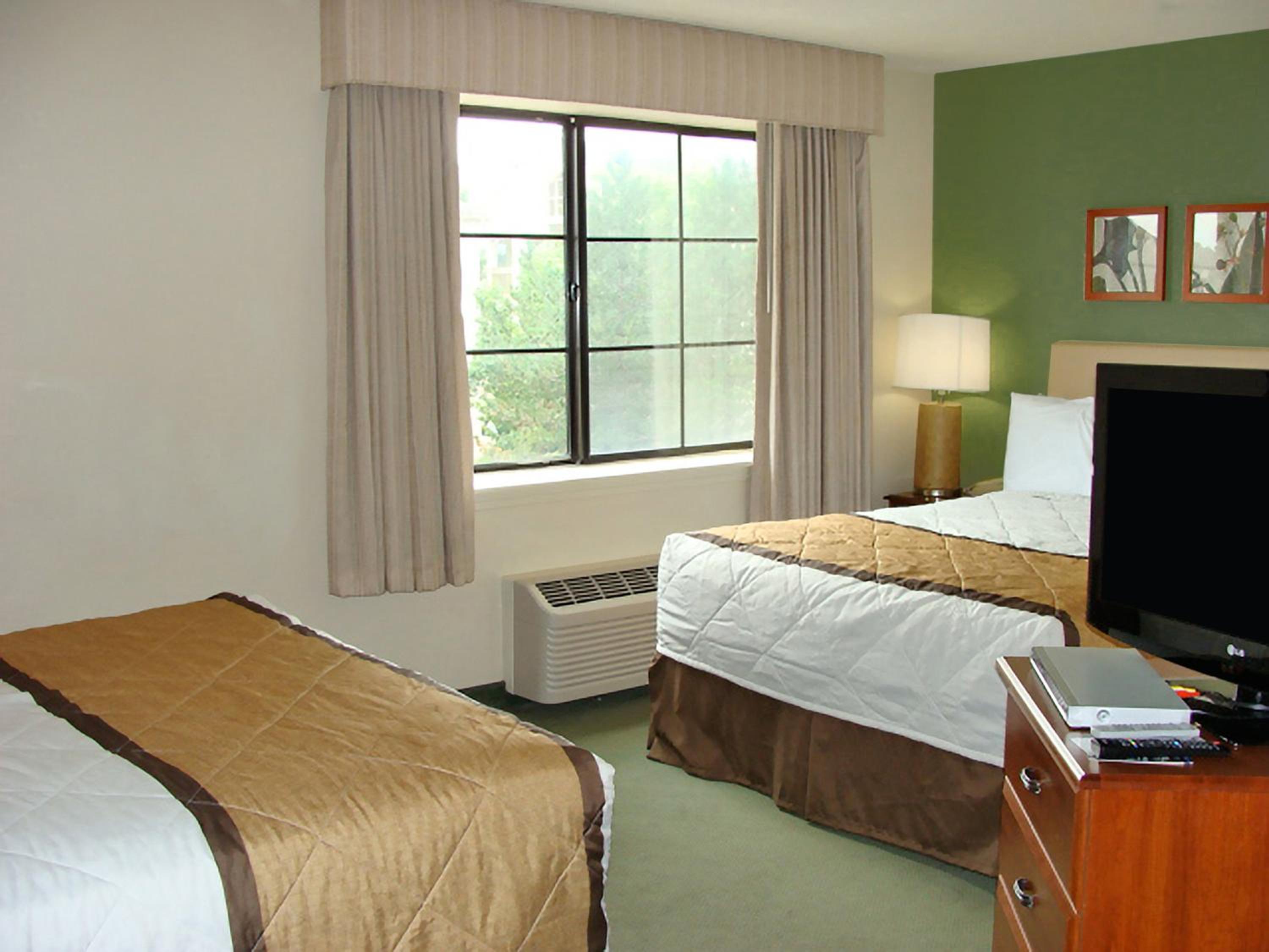 Studio with Two Queen Beds - Non-Smoking photo 3
