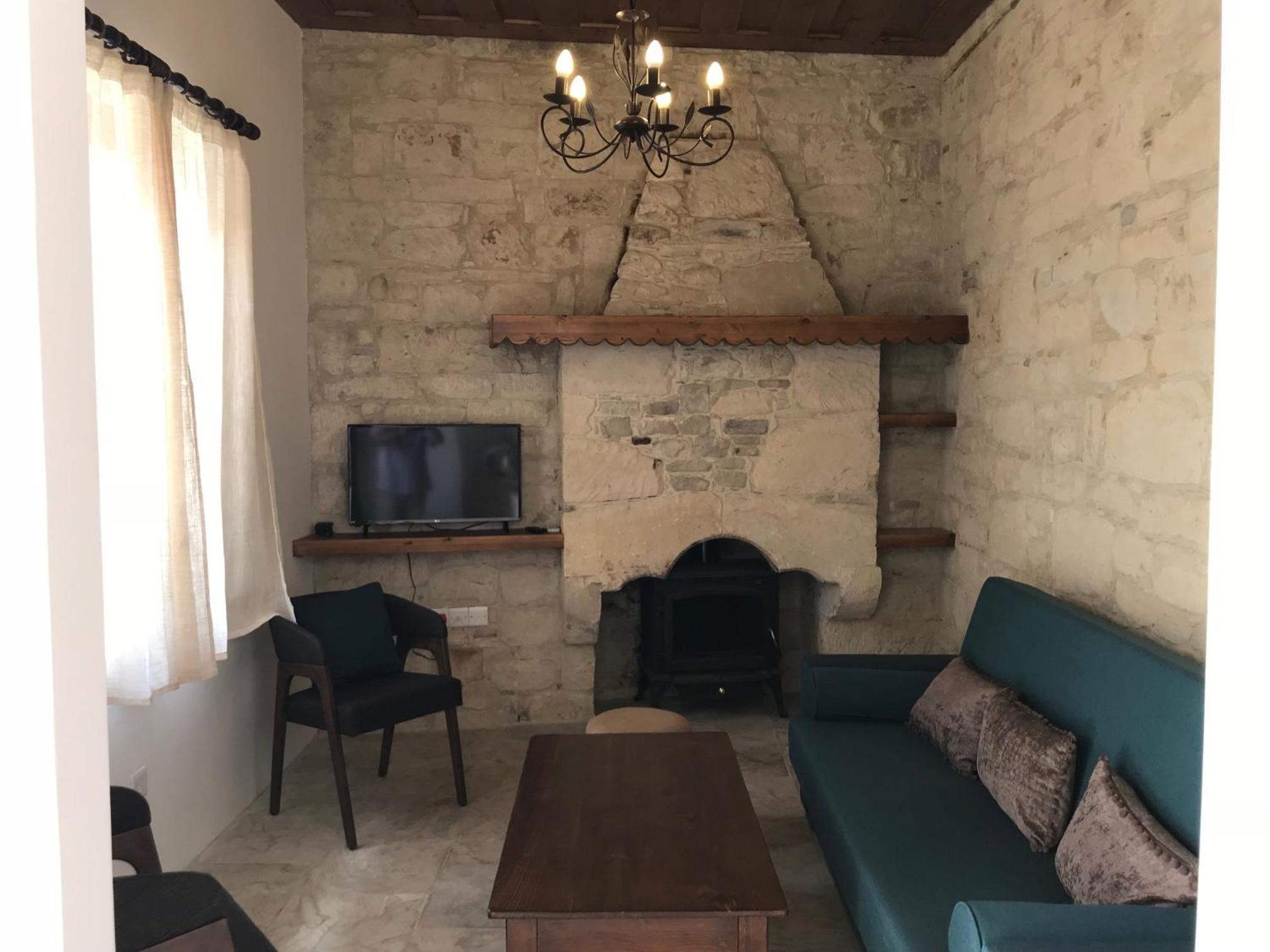 Two-Bedroom House with Fireplace photo 1