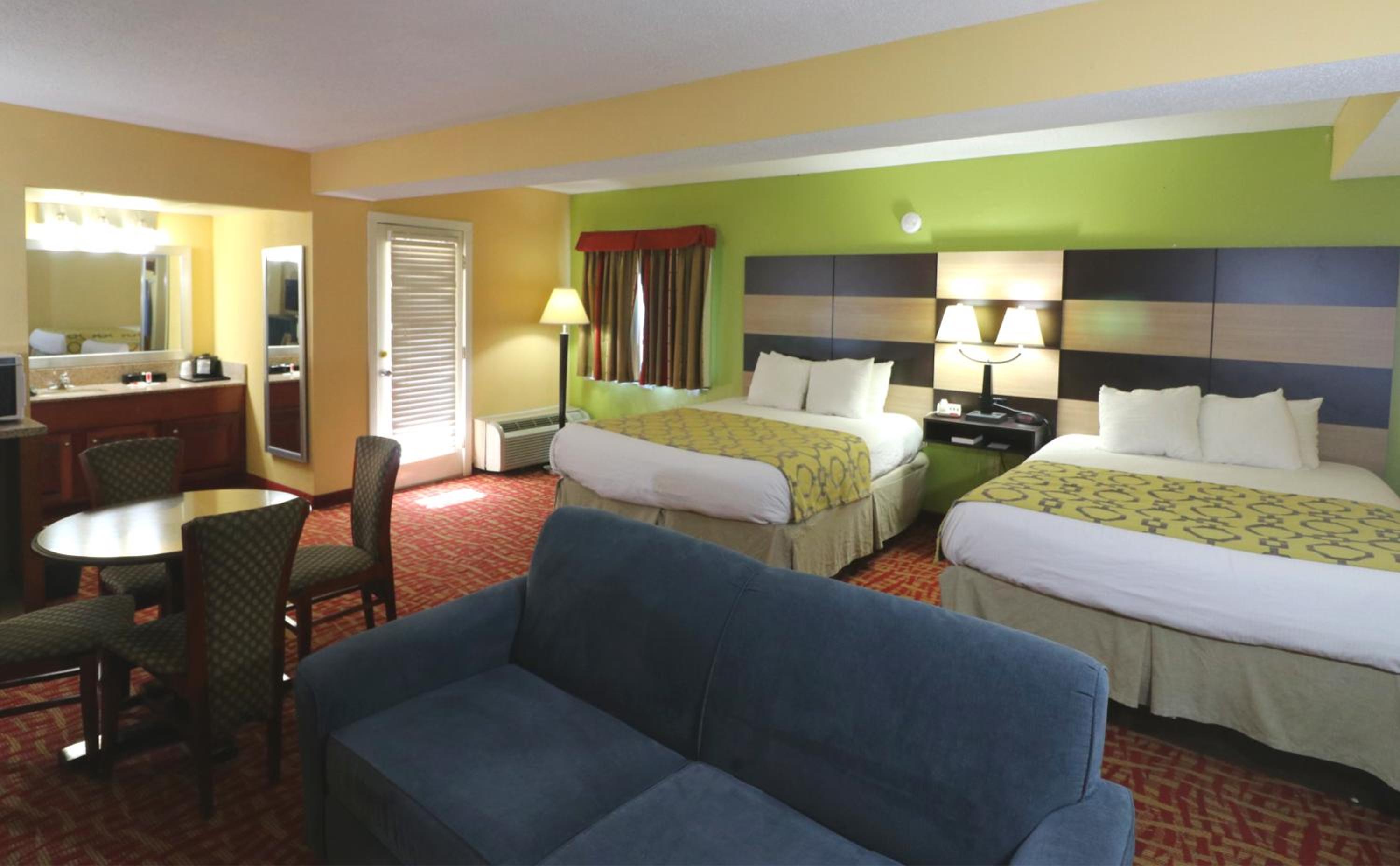 Deluxe Queen Suite - Non-Smoking photo 1
