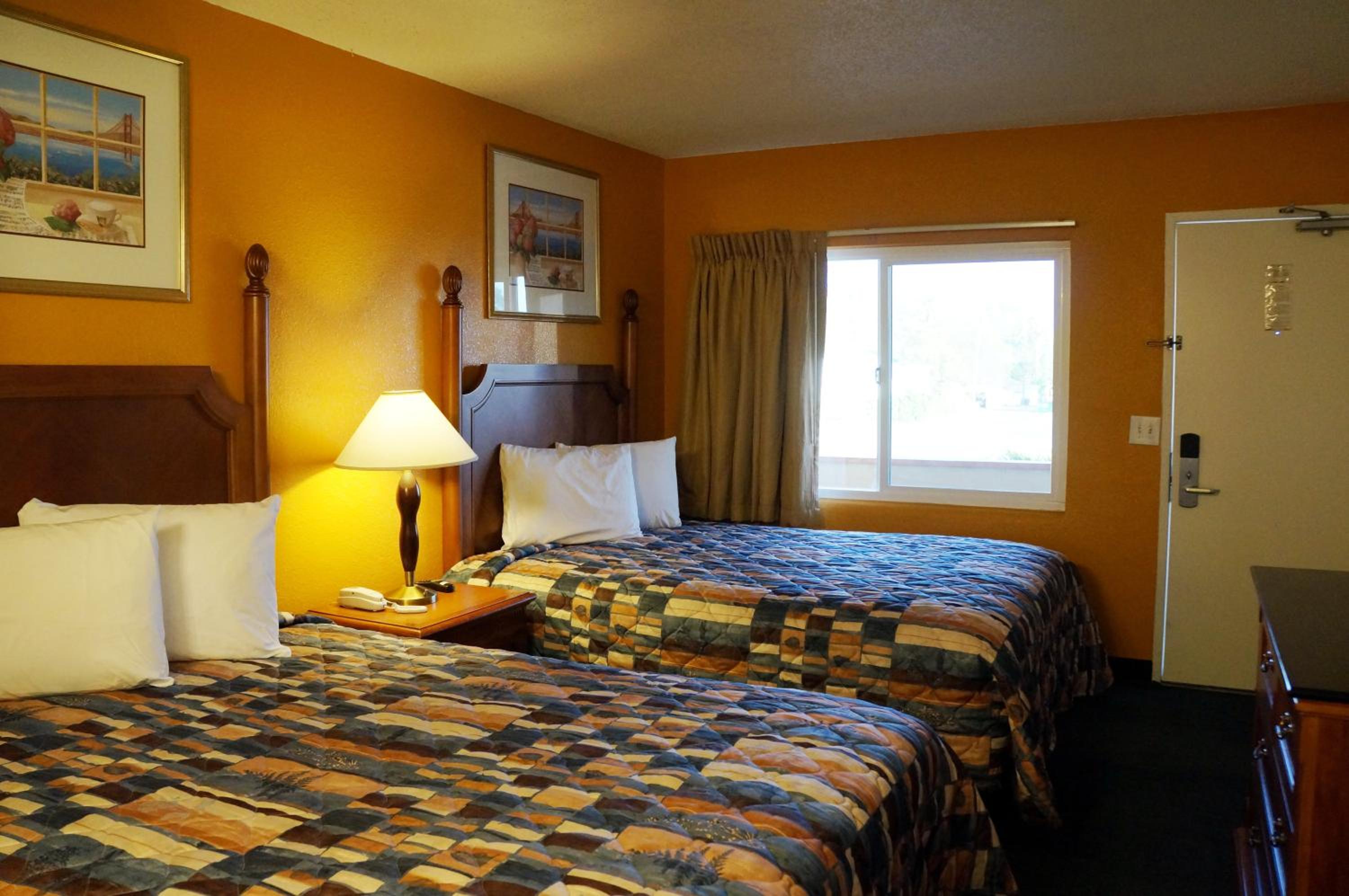 Queen Room with Two Queen Beds - Photo 5