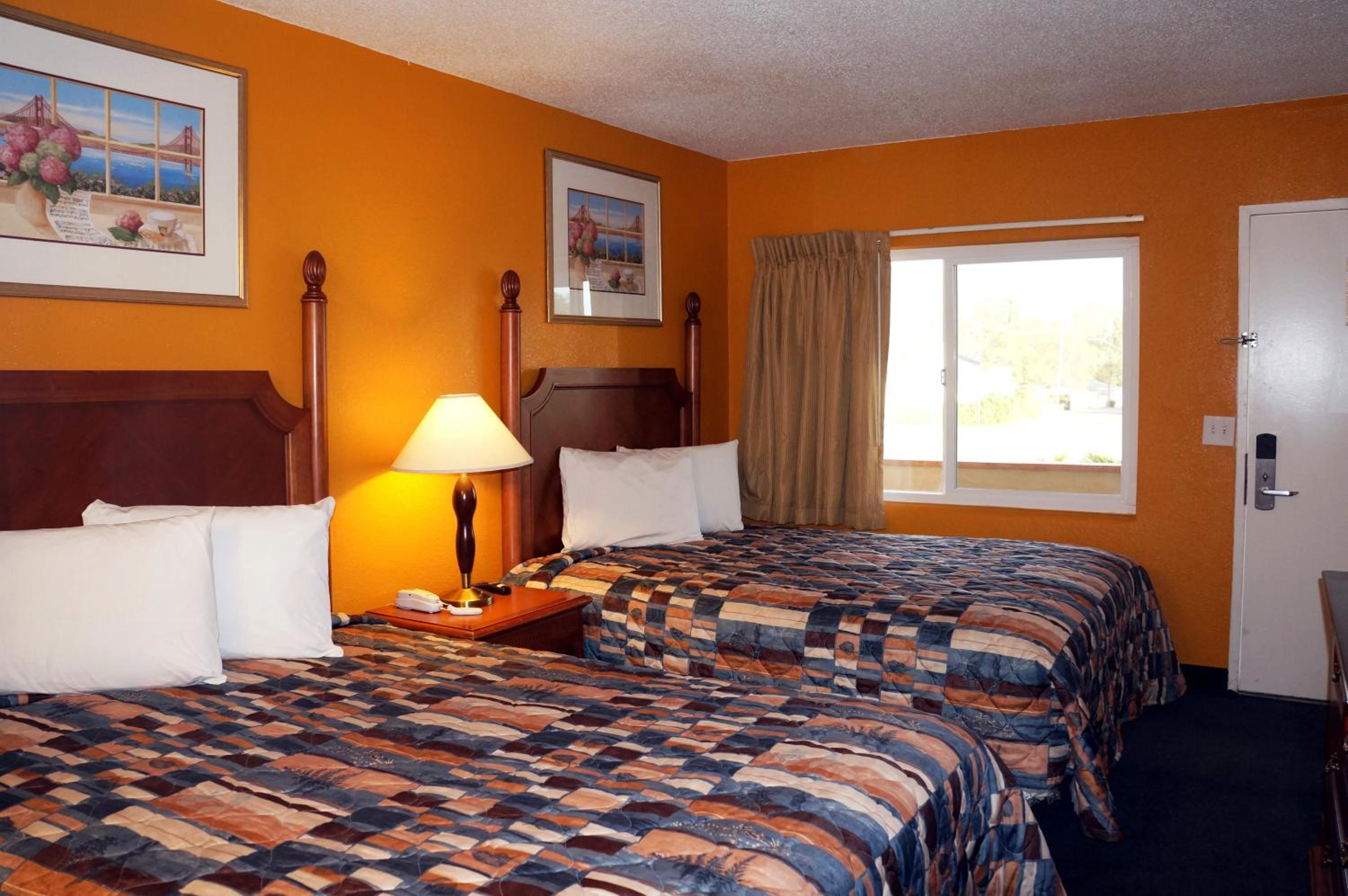 Queen Room with Two Queen Beds - Photo 3