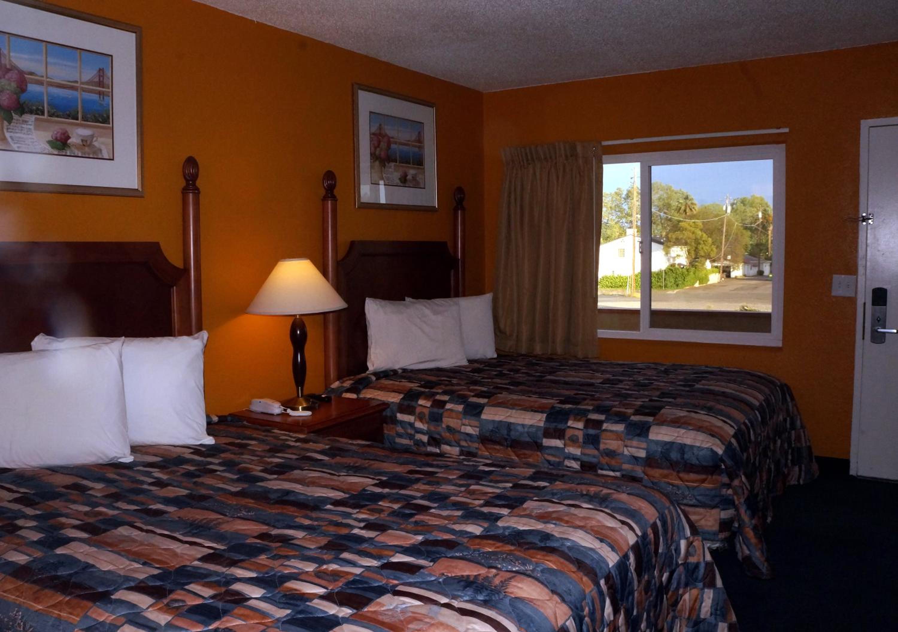 Queen Room with Two Queen Beds - Photo 4