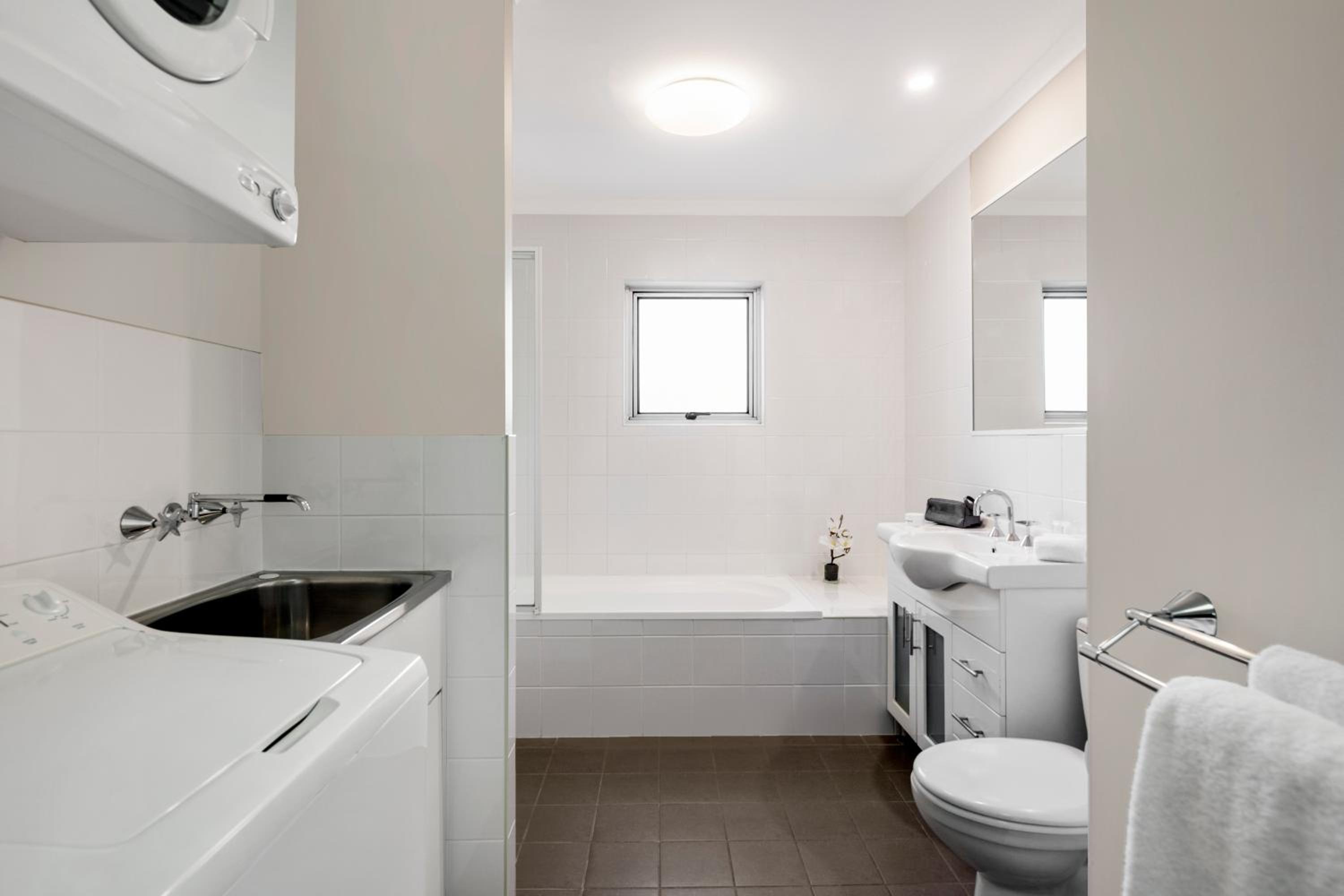 Two-Bedroom Two Bathroom Apartment - Photo 3