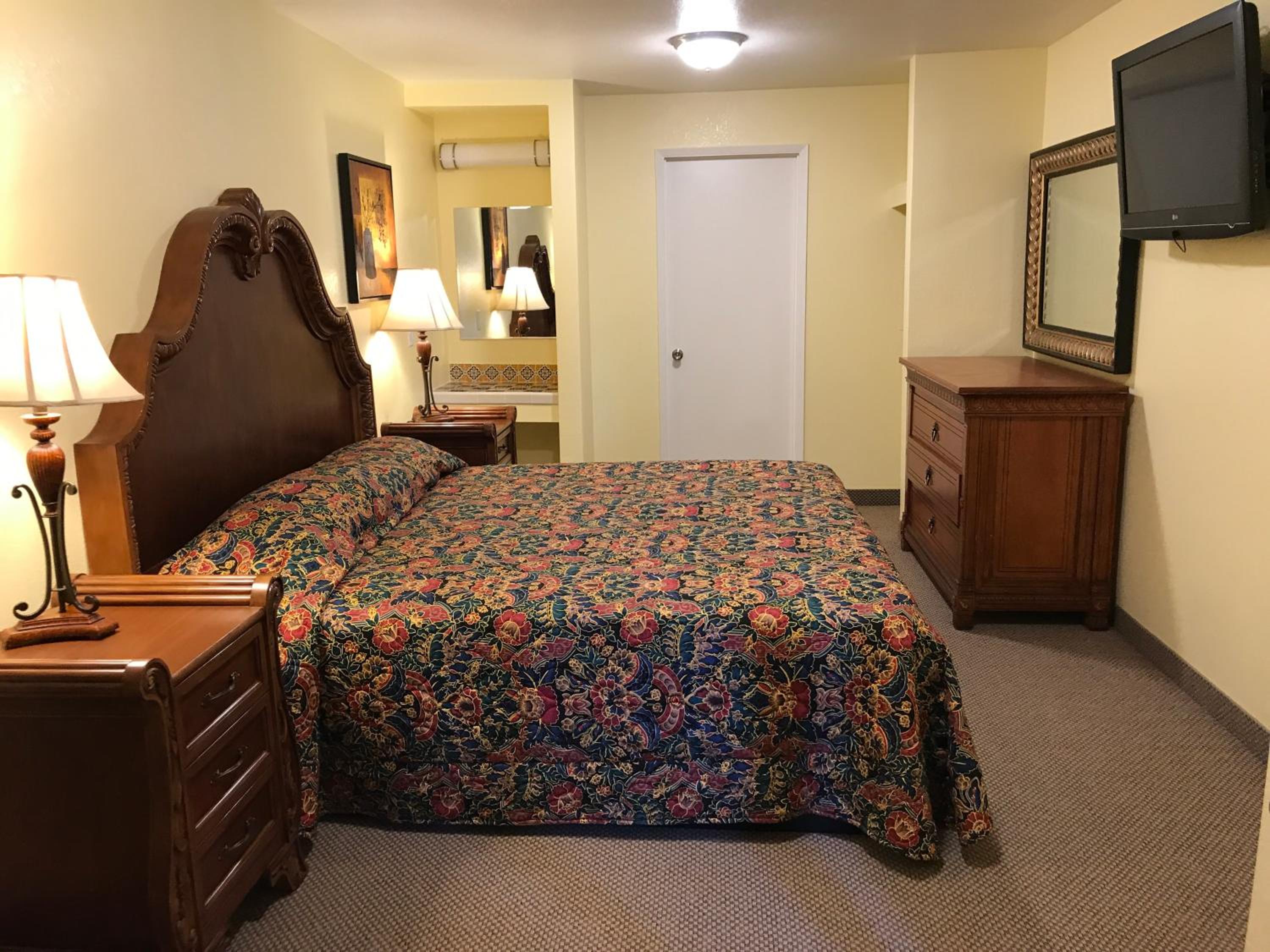 Deluxe King Room - Photo 3