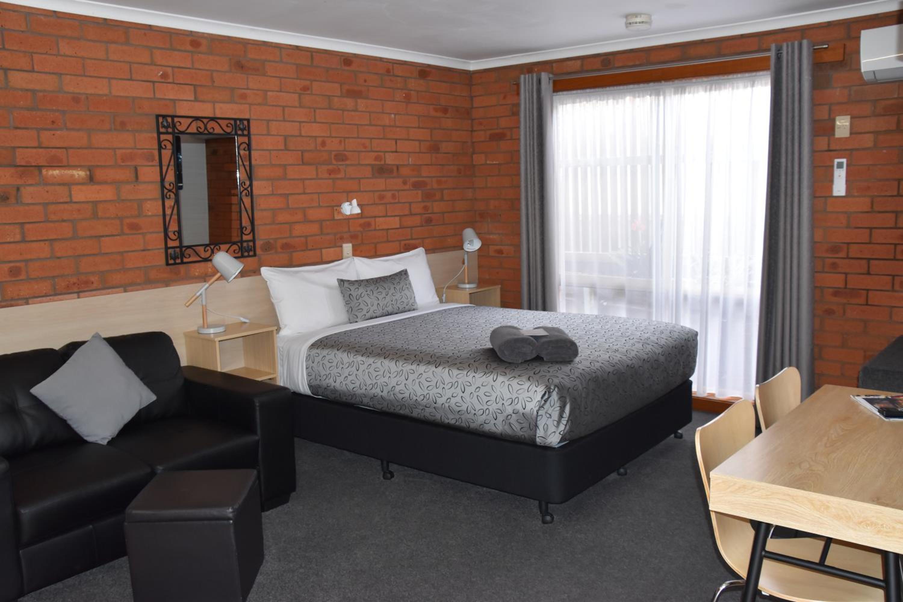 Queen Room photo 2