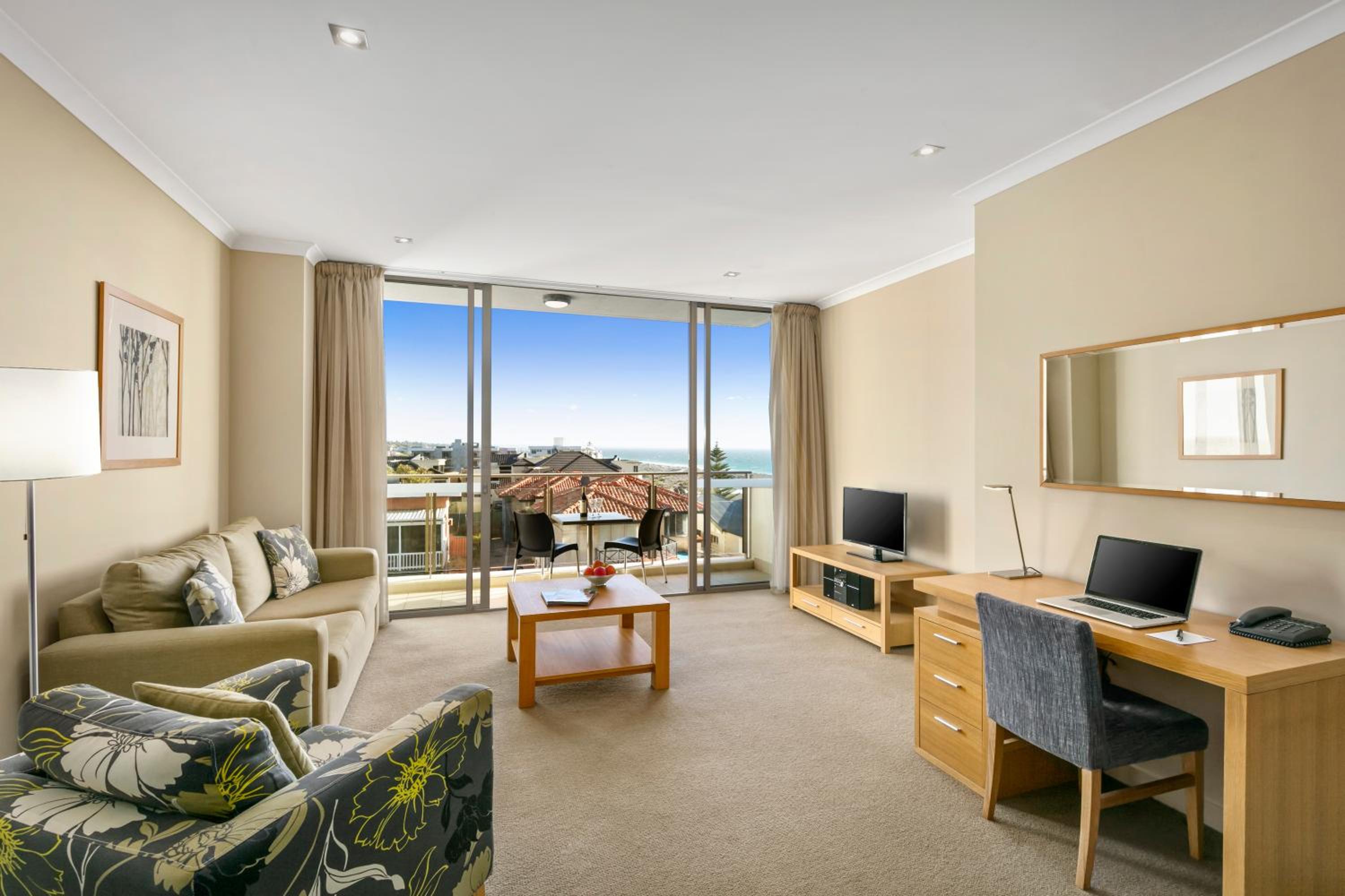 Executive One-Bedroom Apartment - Photo 5