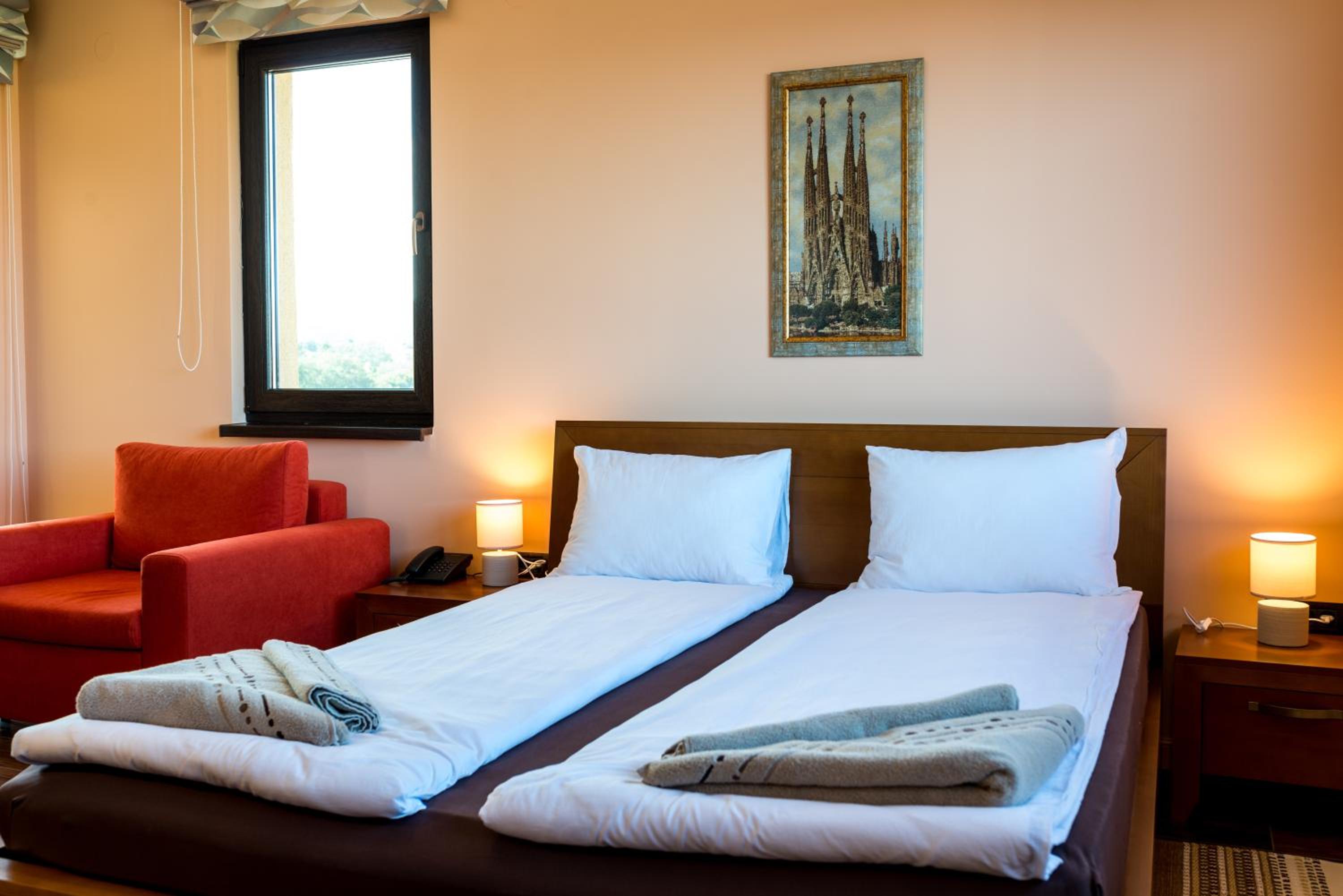 Deluxe Double Room (2 Adults + 1 Child) photo 3