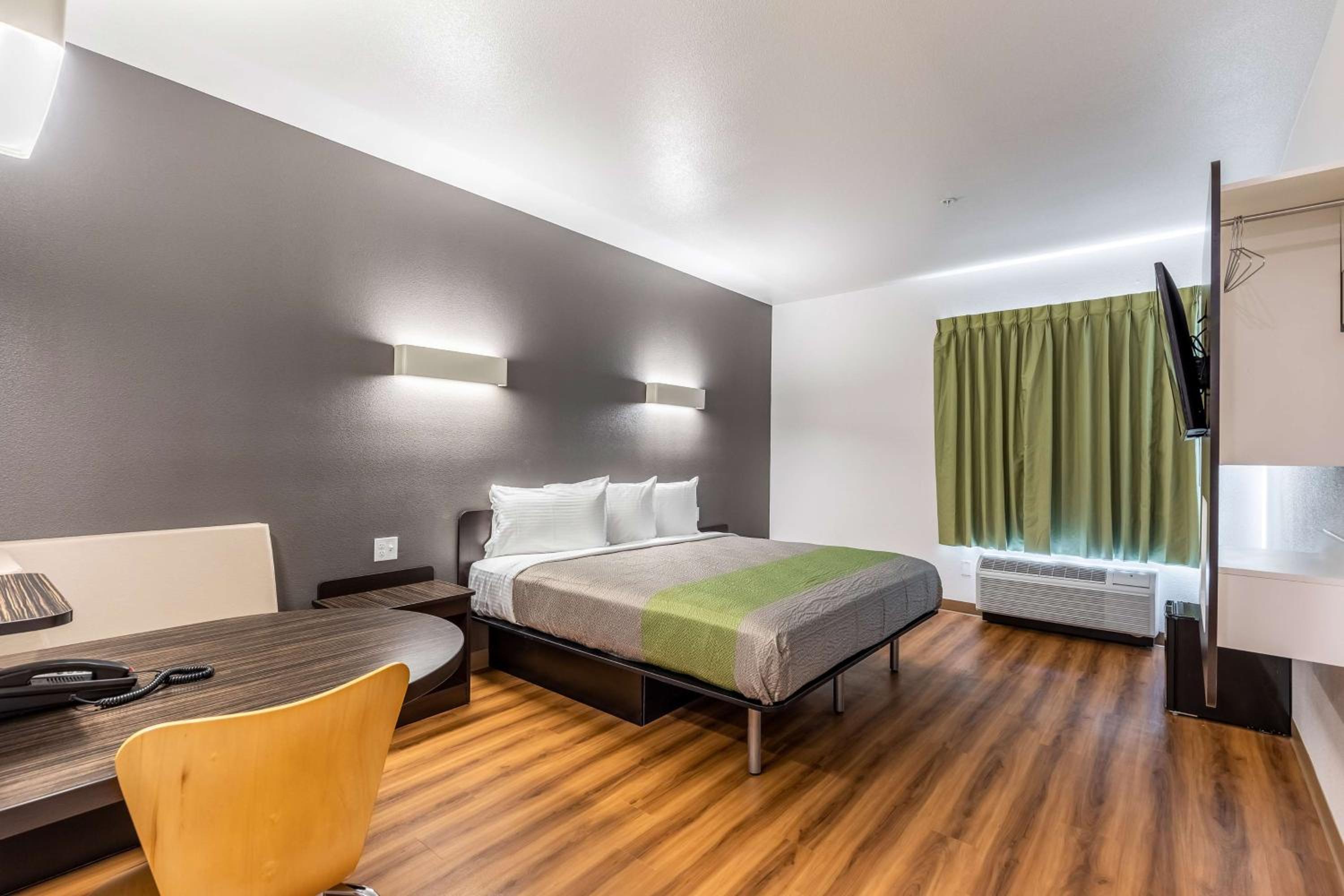 1 KING BED | MINI FRIDGE | NON-SMOKING | Free Parking photo 3