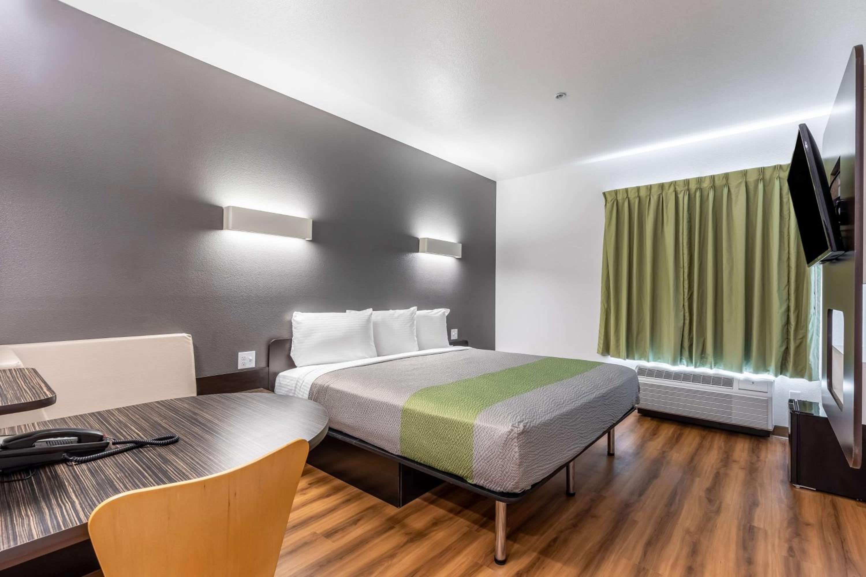 Deluxe King Room - Non-Smoking