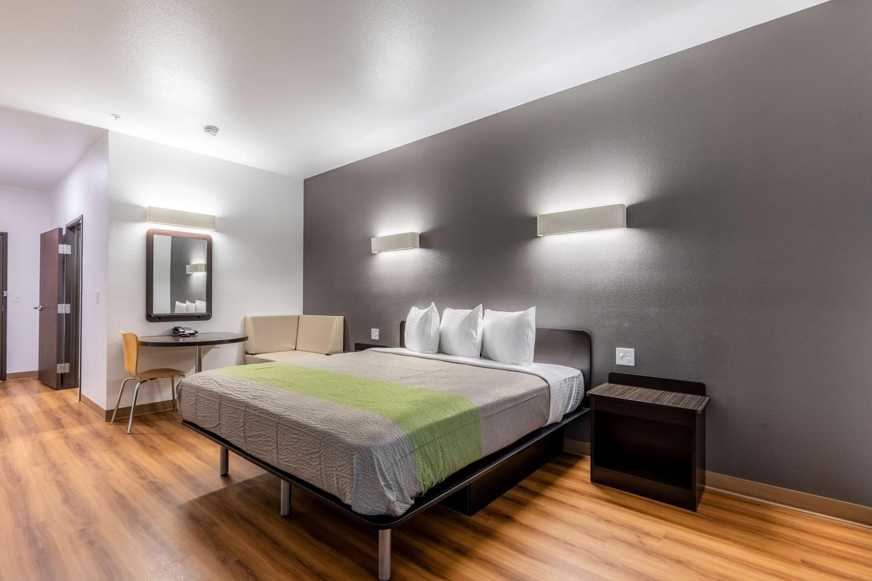 1 KING BED | MINI FRIDGE | NON-SMOKING | Free Parking photo 2