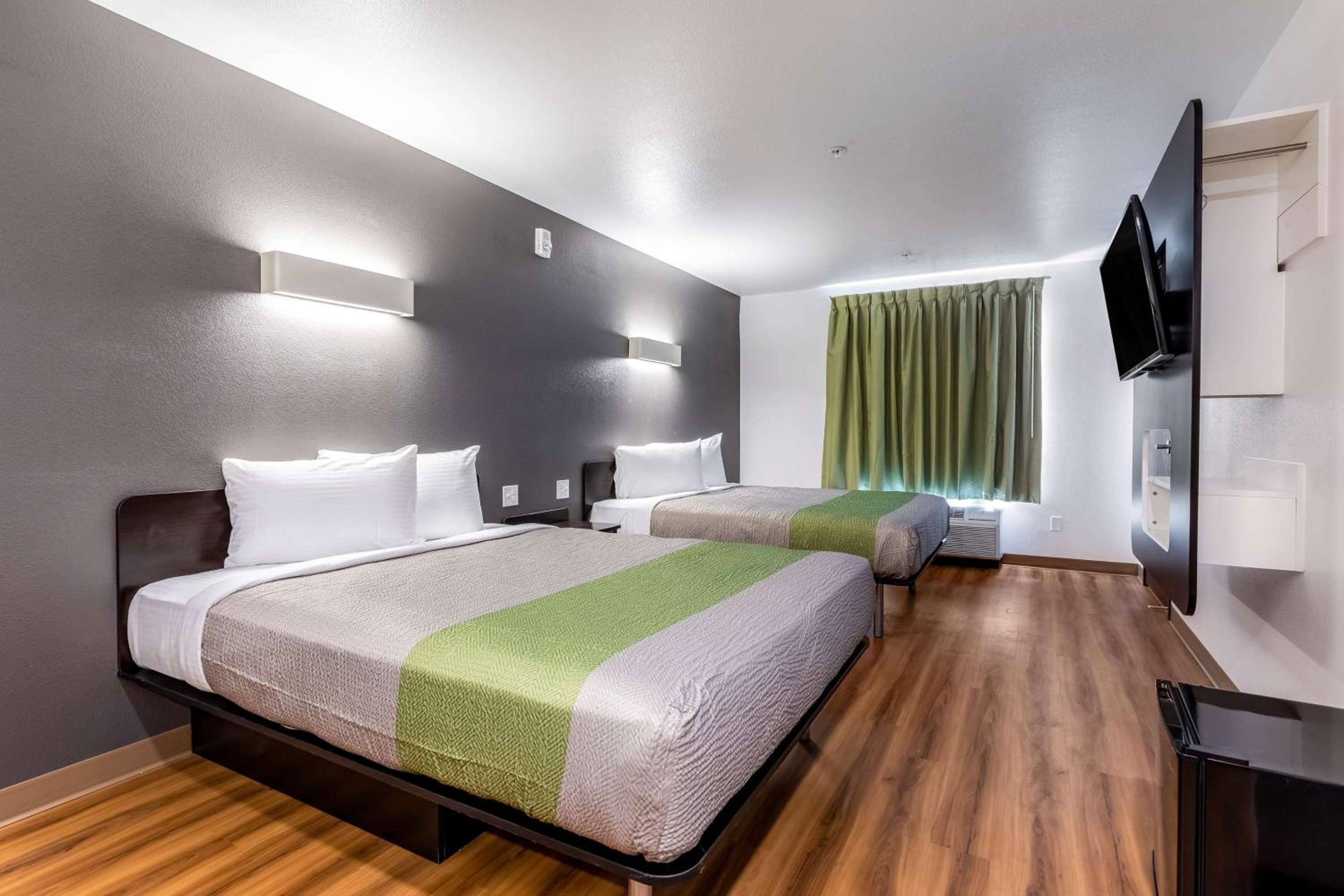 2 QUEEN BEDS | MINI FRIDGE | NON-SMOKING | Free Parking photo 2