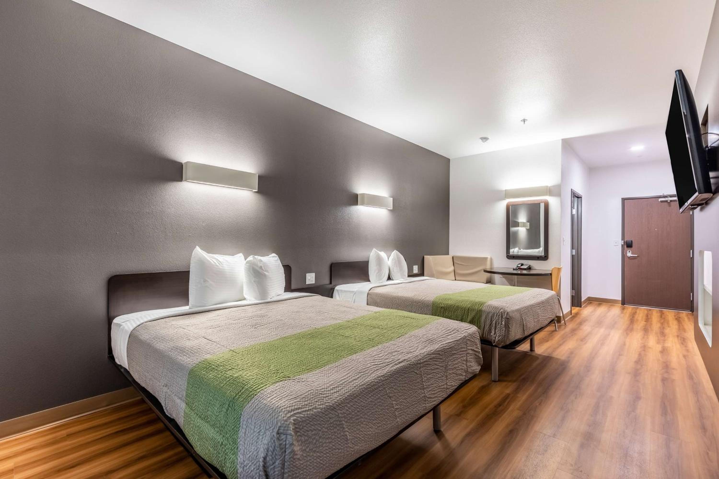 2 QUEEN BEDS | MOBILITY ACCESSIBLE | RI SHWR | MINI FRIDGE | NON-SMOKING | Free Parking photo 3